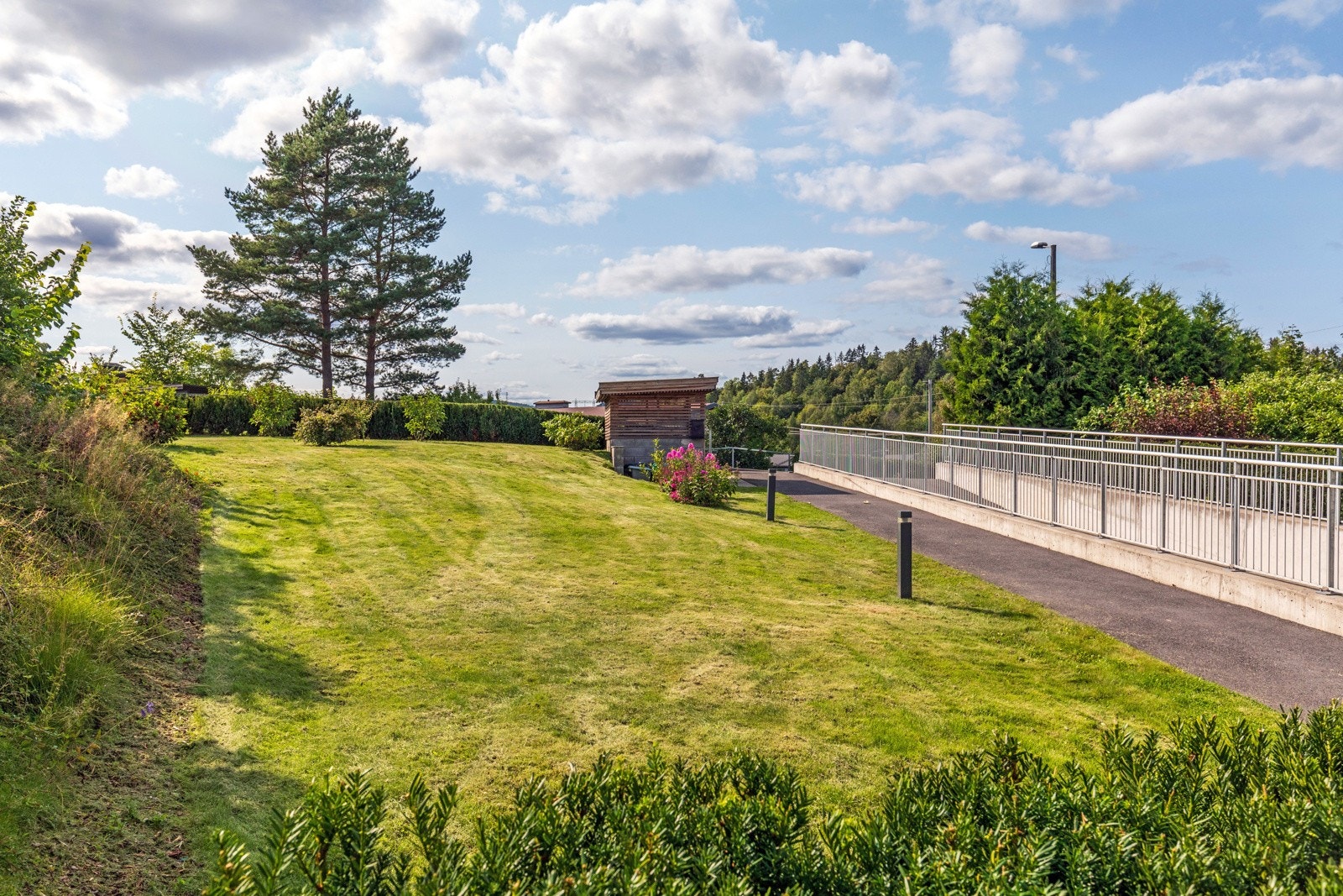 Meget ekslusivt sameie der plenen og kantene på hele eiendommen blir klippet en gang i uken. Galleribilde