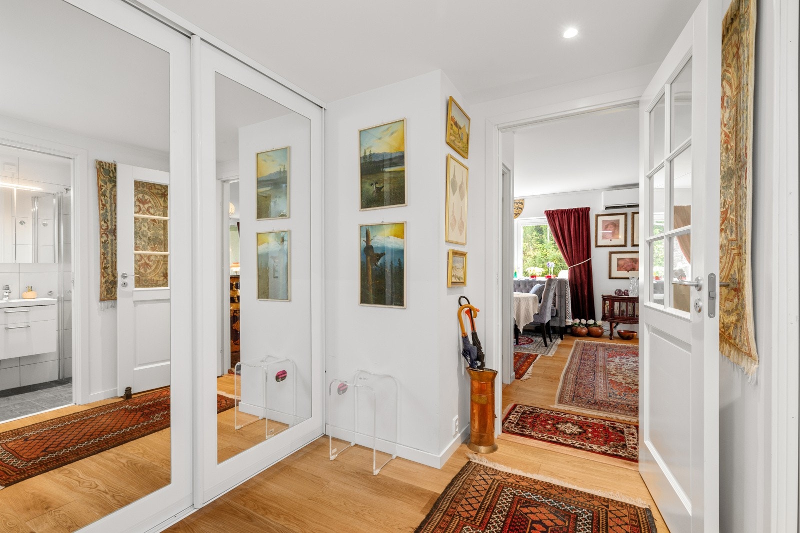 Innbydende entre med skyvedørsgarderobe. Det er en-stavs eikeparkett i alle rom. Galleribilde