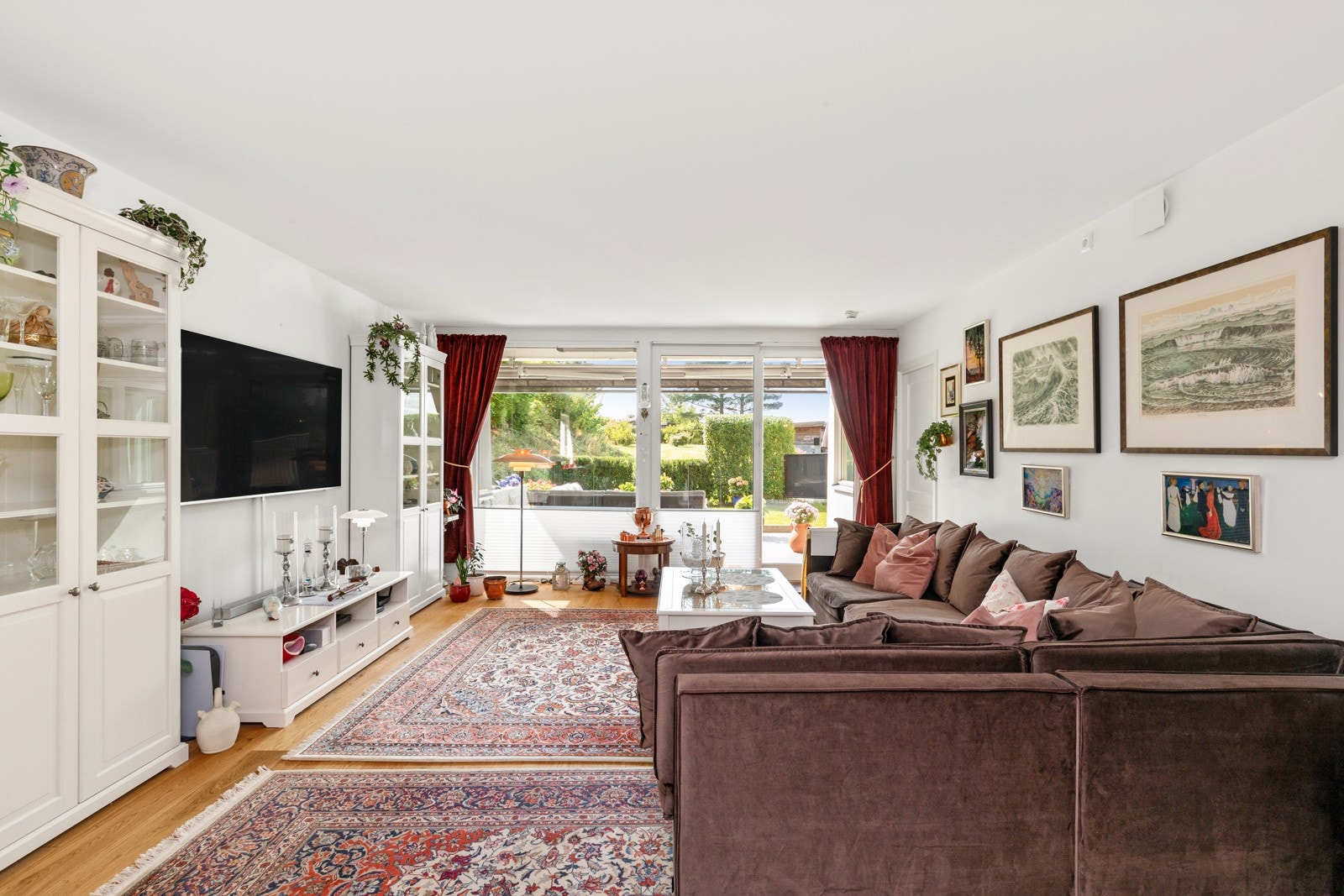 Stor innbydende stue med utgang til terrasse på 20 kvm. Galleribilde