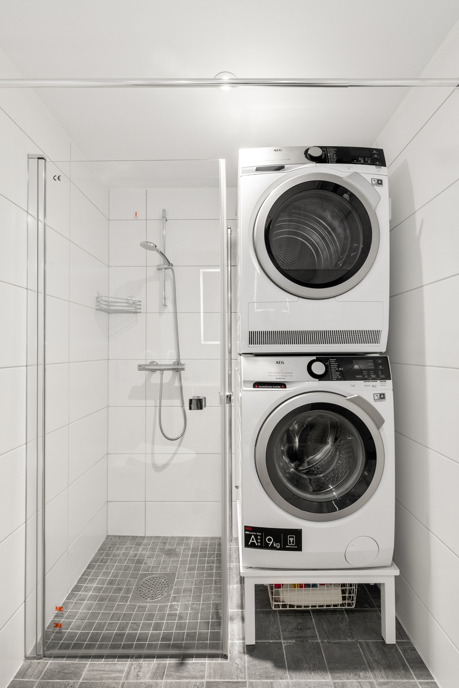 Opplegg for vaskemaskin og tørketrommel på badet. Galleribilde