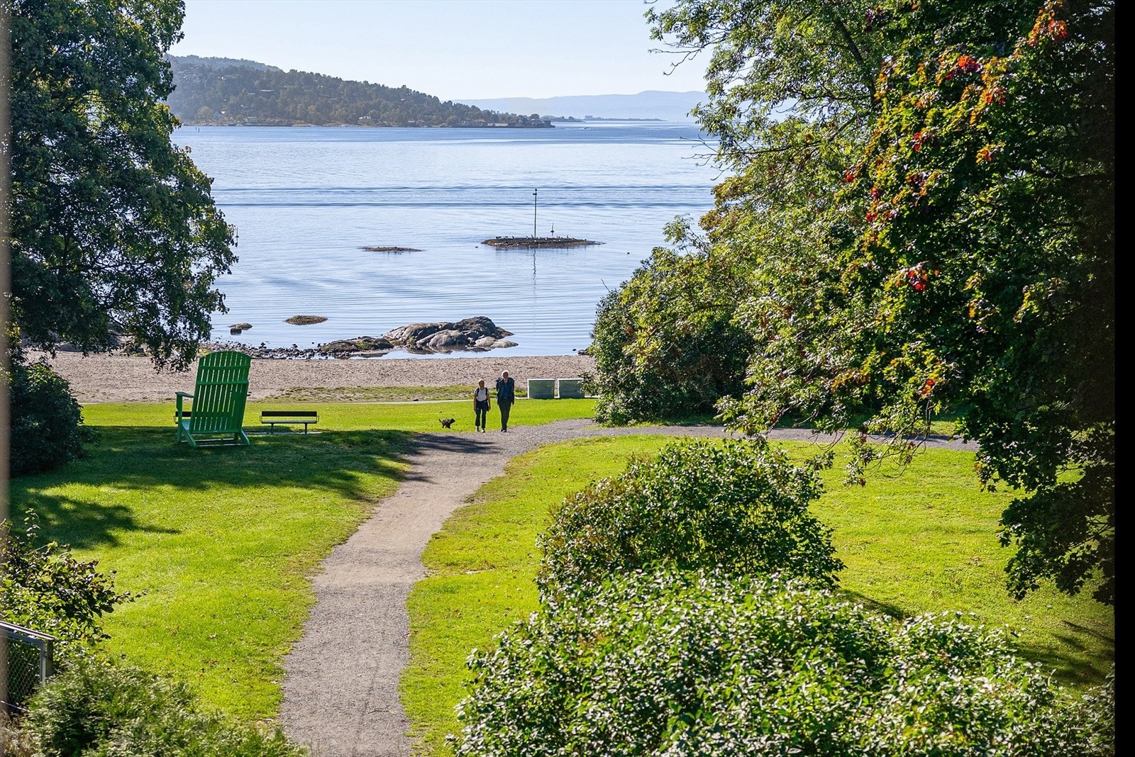Her går du rett ut fra hagen og ned til stranden. Galleribilde
