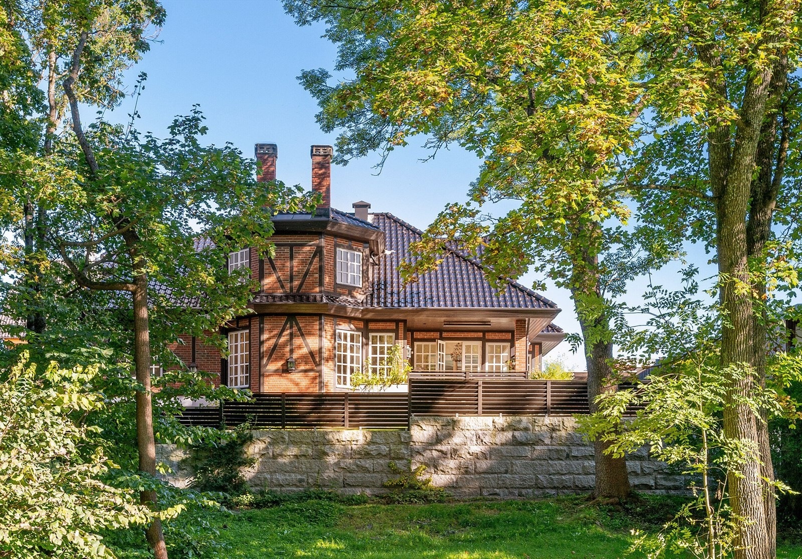Praktfull villa beliggende inntil Kongeskogen. Galleribilde