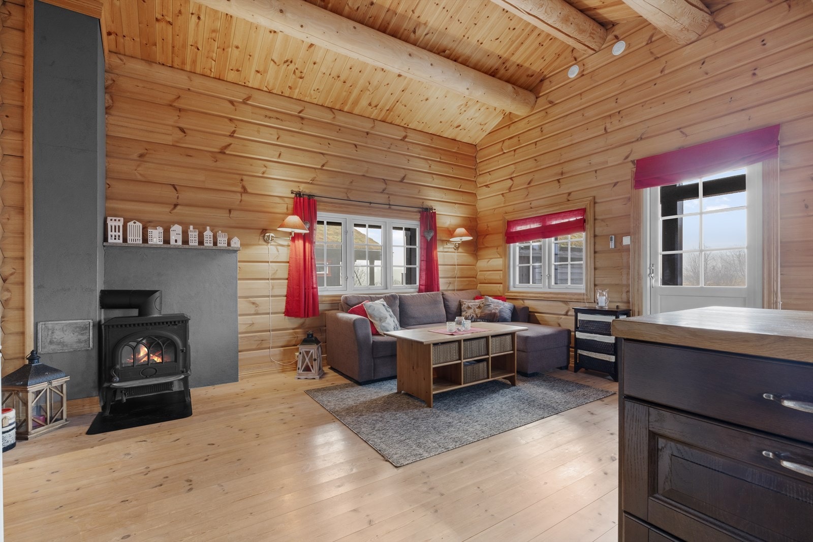 Her har man en lys og trivelig hytte med luftig takhøyde i stuen, med flott natur og skiløyper i umiddelbar nærhet! Galleribilde