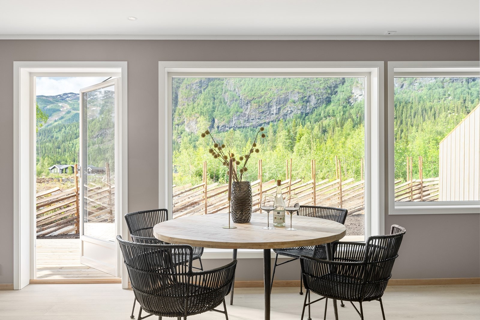 Velkommen til Øynevegen 35, og denne boligen presentert av EiendomsMegler 1 Fjellmegleren! Galleribilde