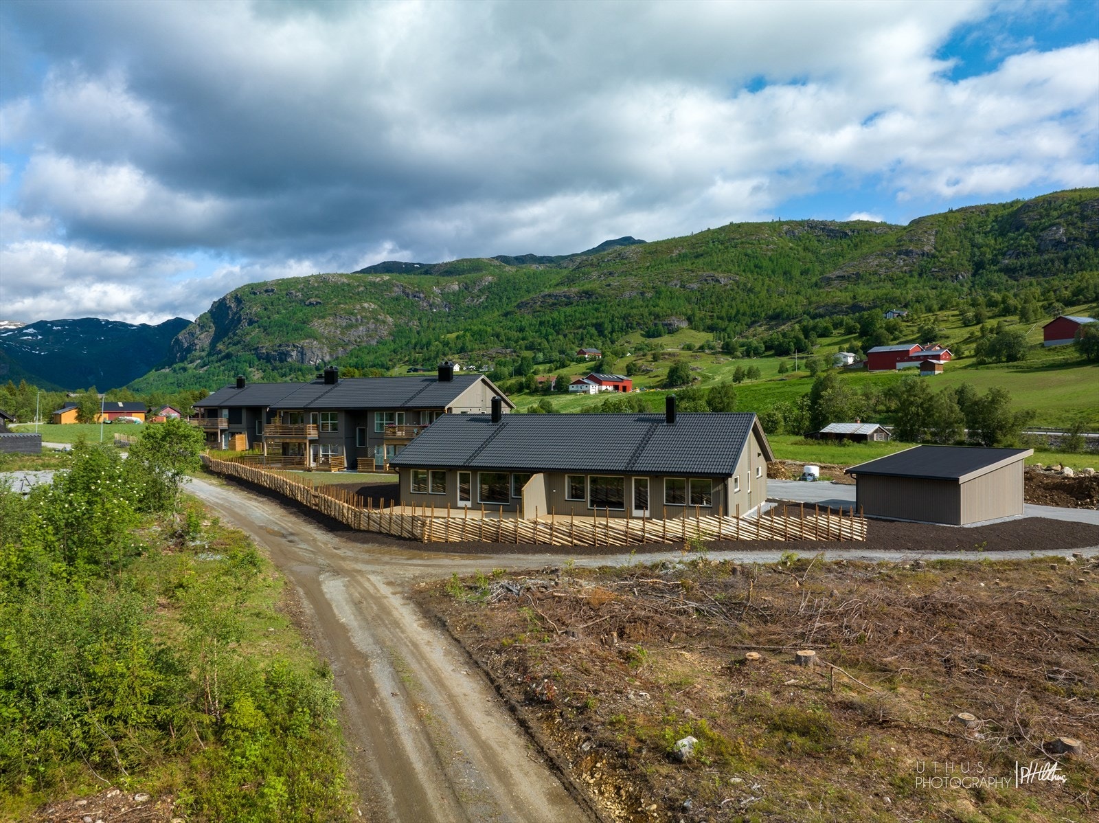 Her er det umiddelbar nærhet til fine friområder med kort avstand til fiskeelv, turstier og skiløyper mm. Galleribilde