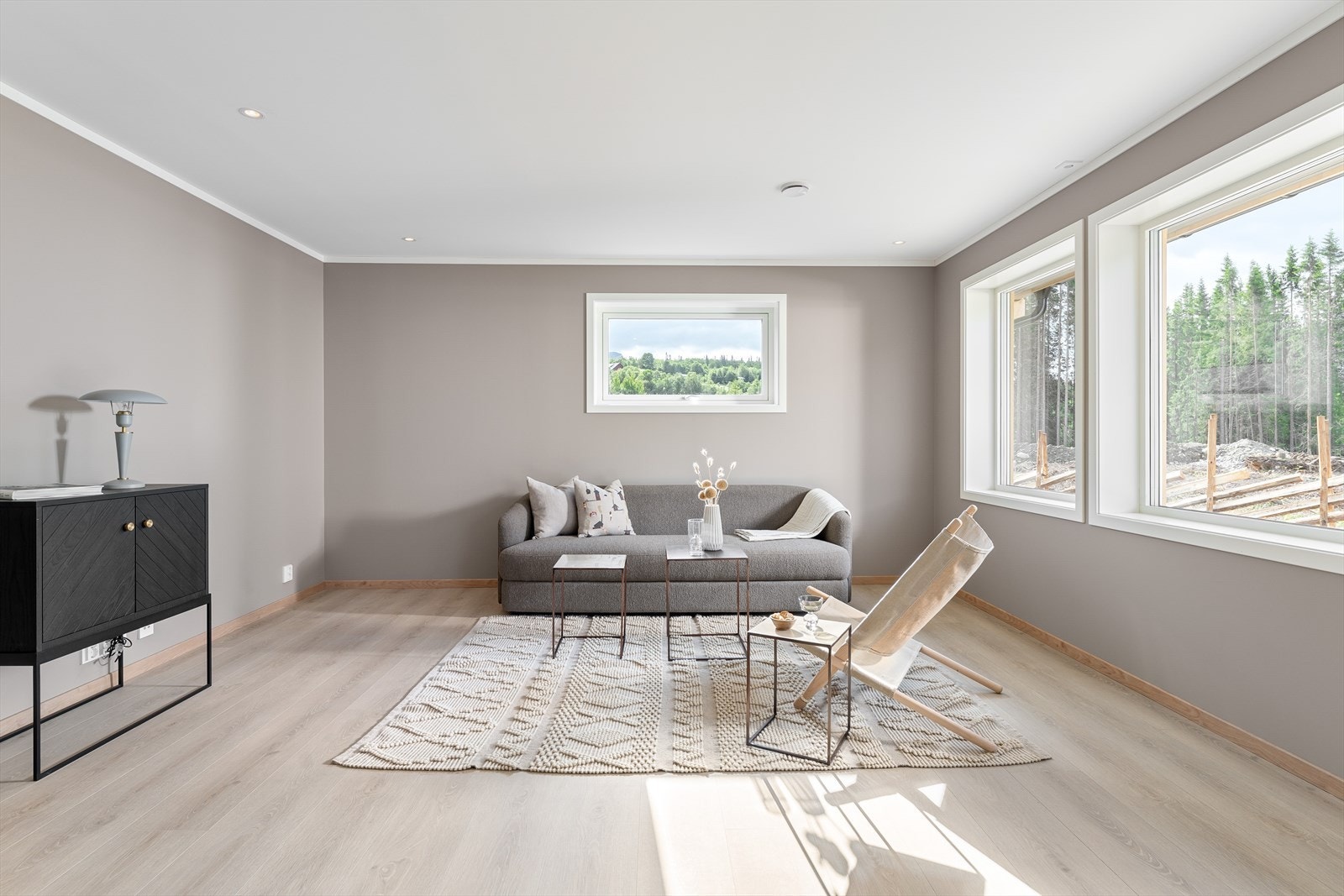 Glatte gipsoverflater og laminatgulv. Galleribilde