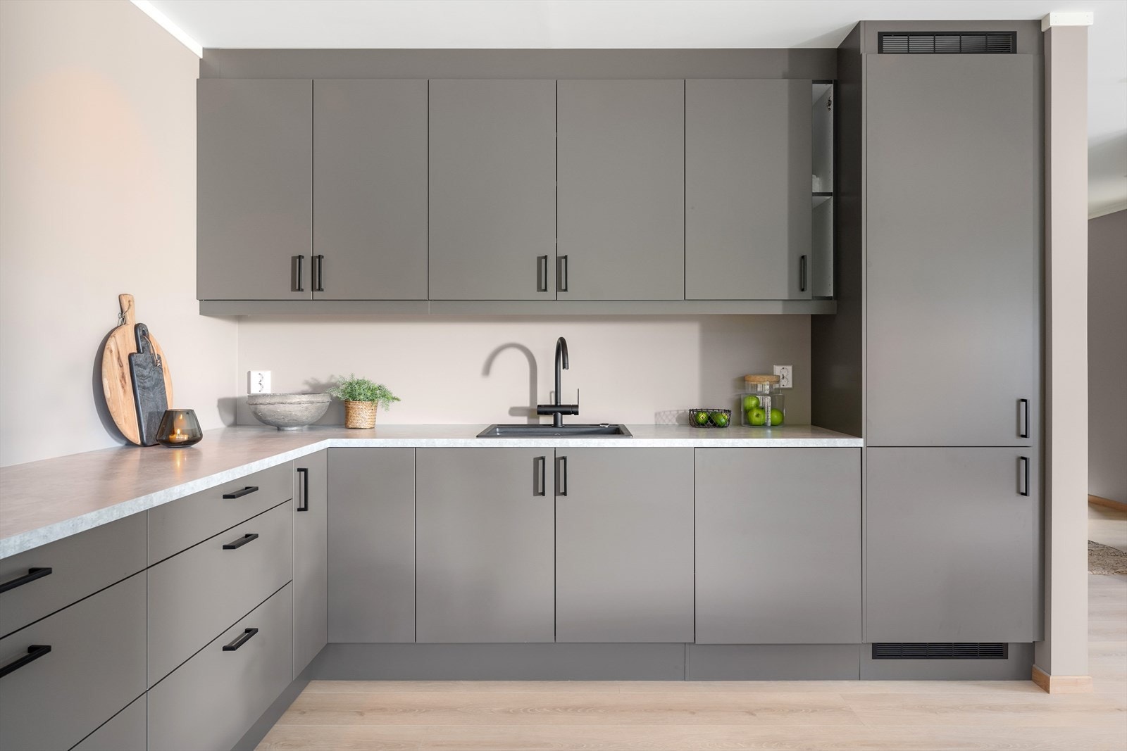 Godt med benk- og skapplass i under- og overskap. Galleribilde