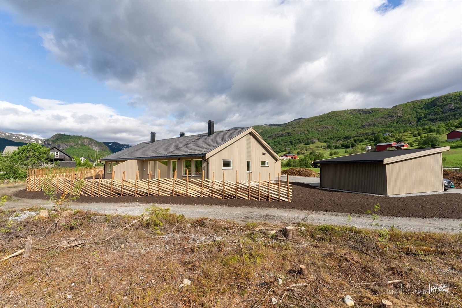 Boligbygg med to enheter. Leiligheten disponerer carport og bod i felles carport/bygning. Galleribilde