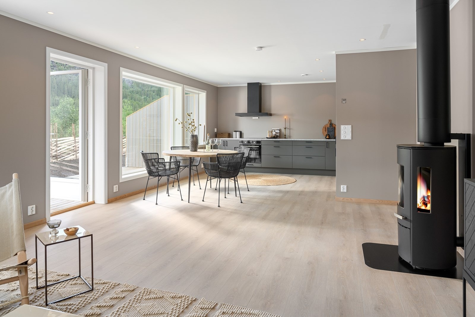 Store vindusflater slipper inn godt med naturlig lys. Galleribilde