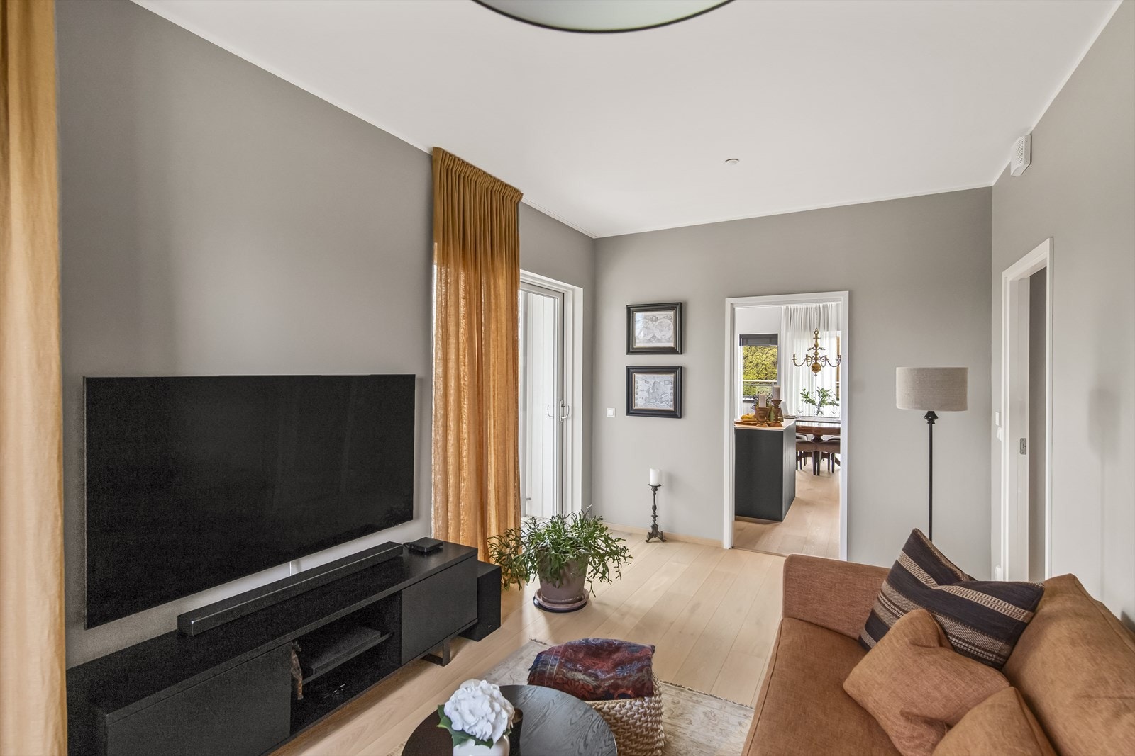 Rommet har samme flotte takhøyde som hovedstuen, og er holdt i samme stil, farger og overflater, men har vindu mot øst og utgang mot syd til terrassedel med pergola. Galleribilde