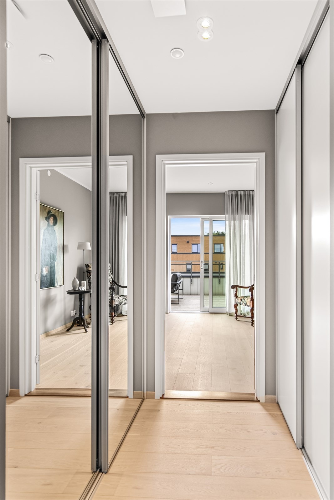 Leiligheten er holdt i en gjennomført stil med påkostet enstavs parkett i alle oppholdsrom, vannbåren gulvvarme i alle oppholdsrom inkludert gangen, og listefrie overganger mot vinduer og himlinger, for et ekstra stilrent inntrykk. Galleribilde