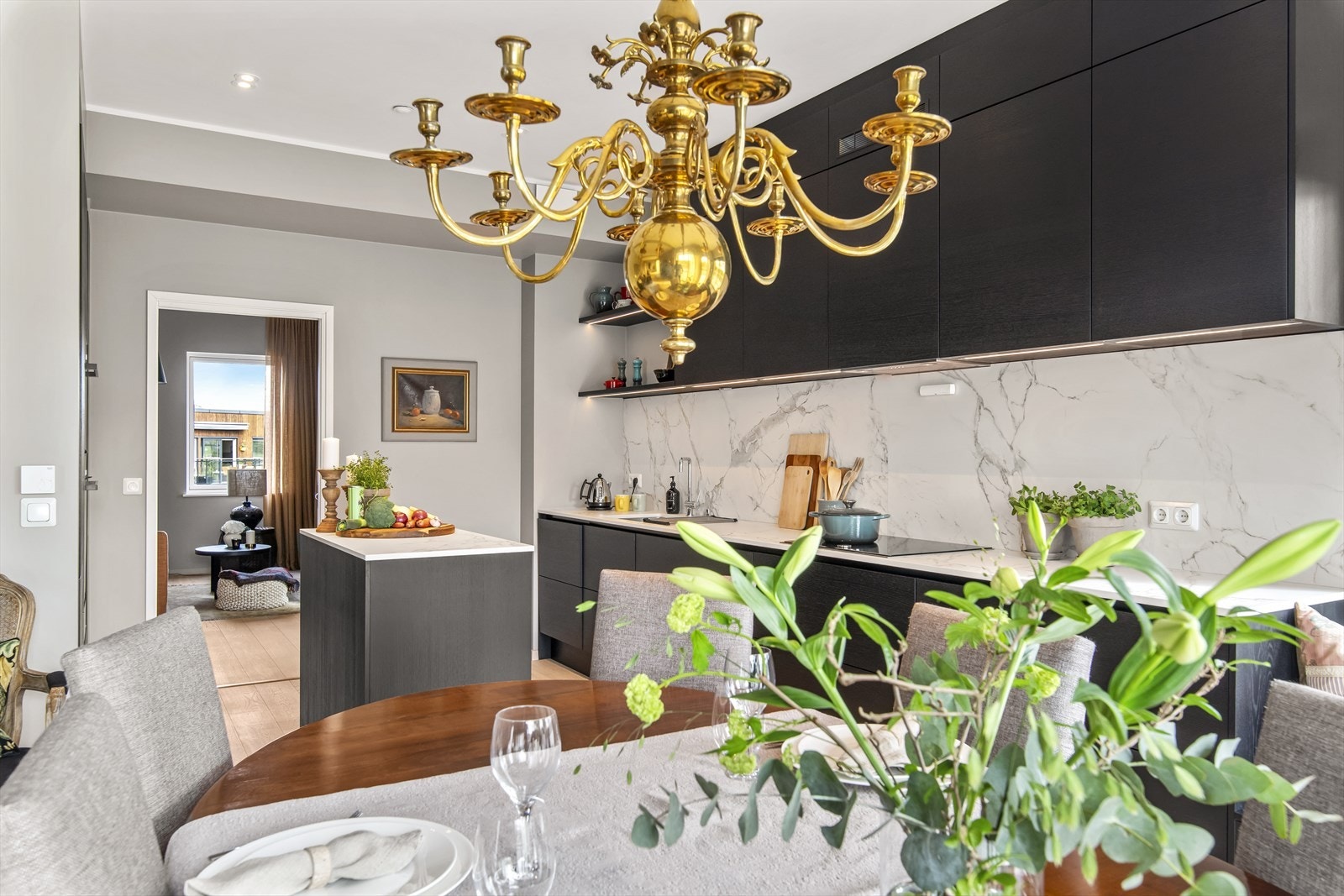 Innredningen fra Svane er plassert parallelt langs to sider med innfelte høyskap på den ene siden, og takhøye skap på den andre. Mellom disse er det plassert en hendig kjøkkenøy. Galleribilde