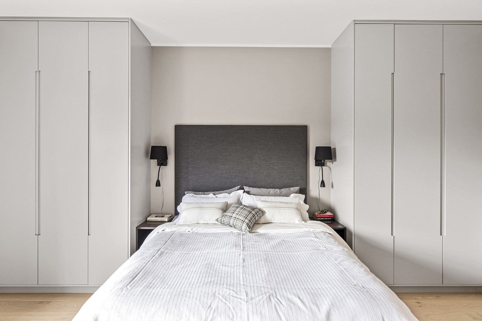 Mastersuiten har to tredørs garderobeskap, samt sorte veggmonterte nattbord og leselamper på begge sider av sengeplassen. Alle plassbygde skap er holdt i samme farge som veggene, for et skreddersydd uttrykk. Galleribilde