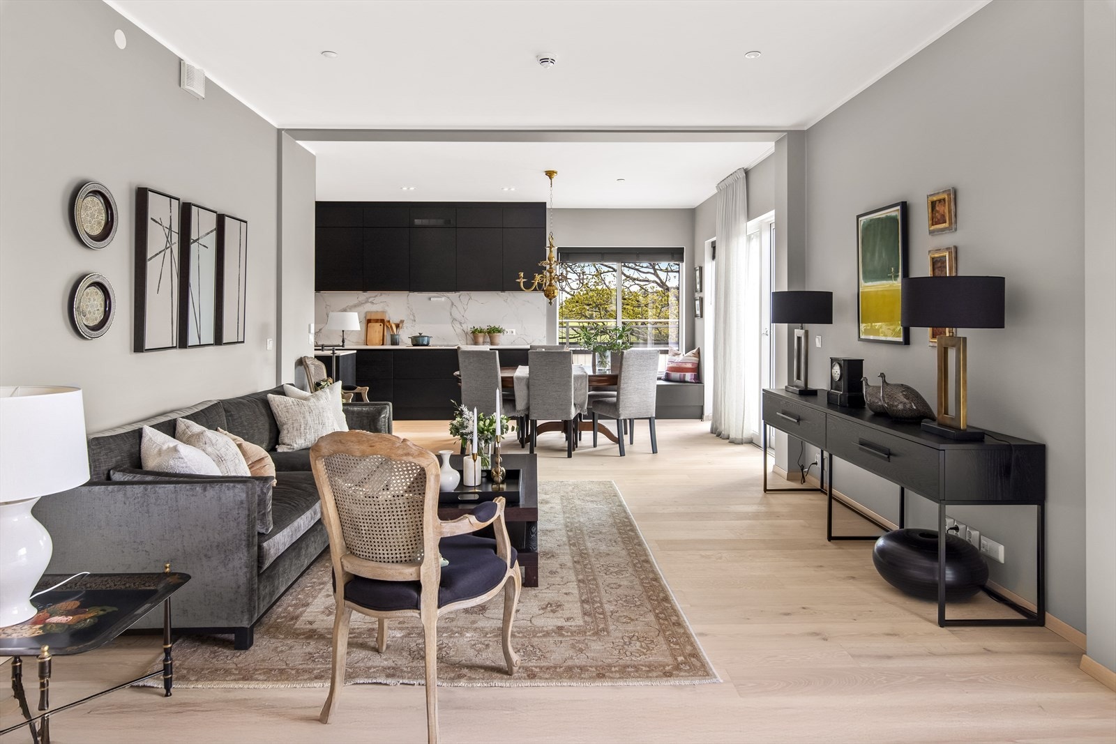 Nordvik har gleden av å presentere Holmenveien 22 og denne lekre 5-roms topp- og endeleilighet fra 2021 | Solrik takterrasse på hele 86 kvm | Heis og 2 garasjeplasser| Høy standard! Galleribilde