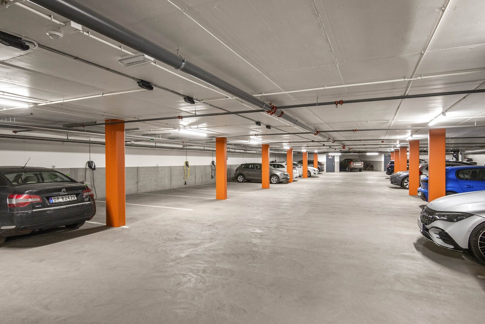 Leiligheten disponerer to garasjeplasser i kjeller og har elbillader montert mellom plassene. Øvrig parkering etter områdets gjeldende bestemmelser. Galleribilde