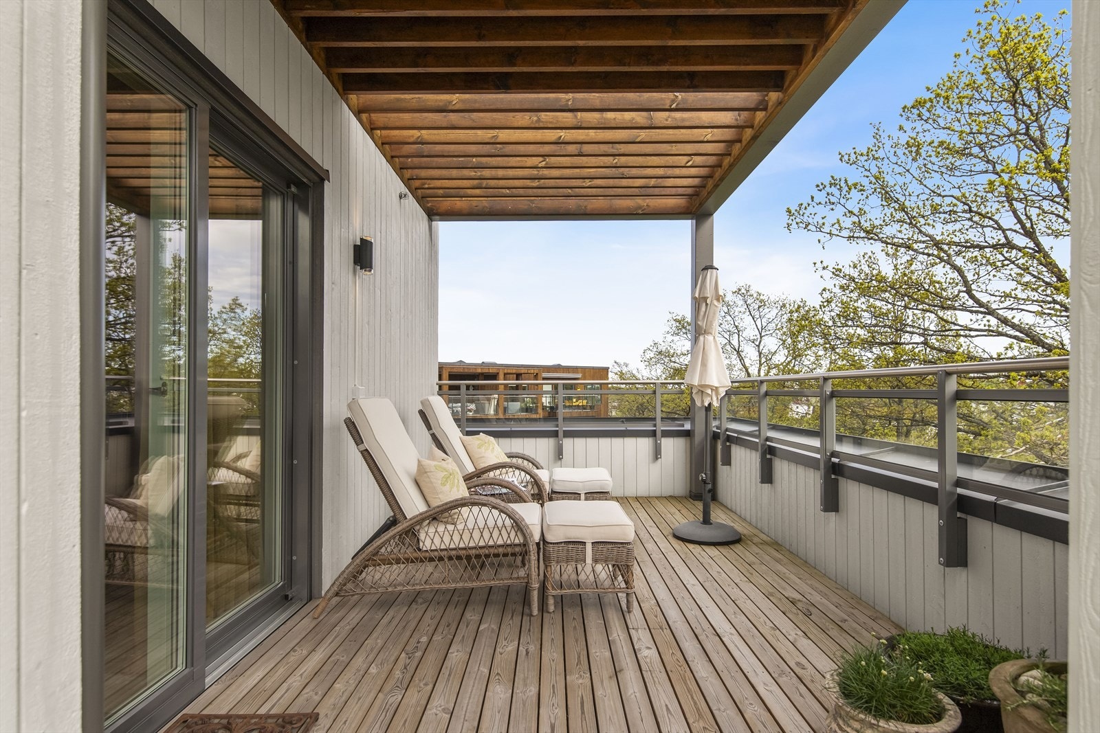 Den sydvendte delen av terrassen vender ut mot en vakker allé med ærverdige eiketrær som går langs hele feltet. Landskapet rundt er landlig og sjønært, åpent og fritt. Galleribilde