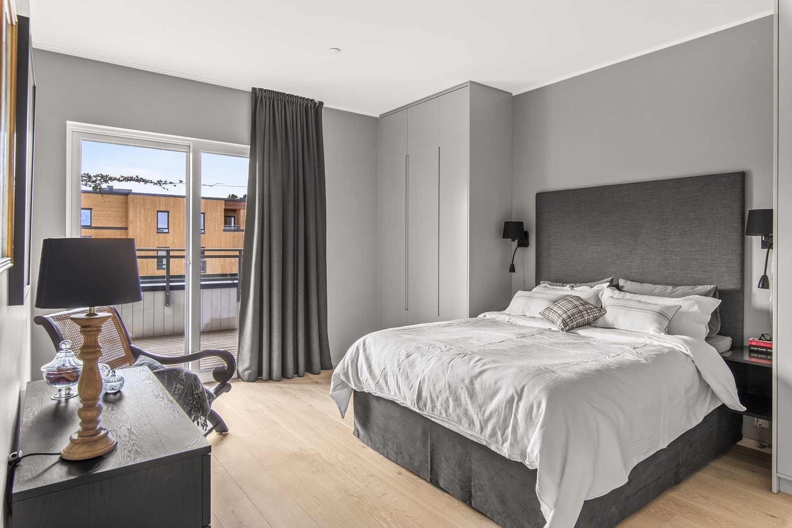 Leiligheten har tre gode soverom, inkludert en deilig mastersuite med eget bad. Mastersuiten har vestvendte skyvedører ut til en overbygd del av terrassen. Galleribilde