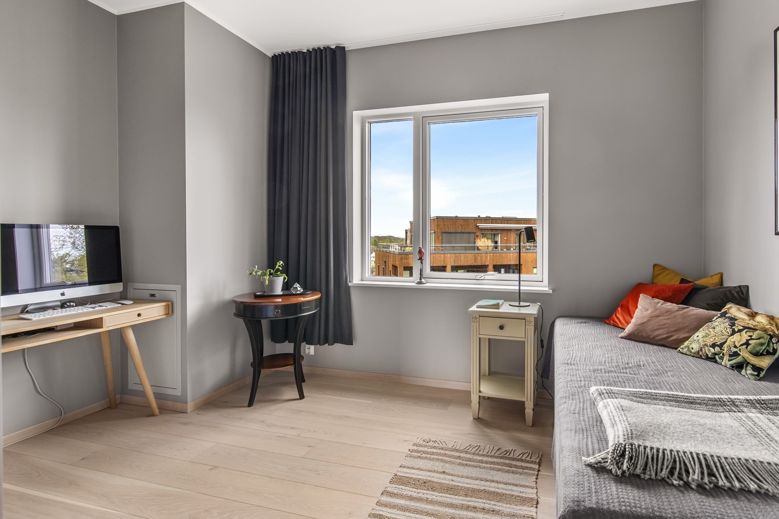 Begge de østvendte rommene har plassbygd garderobeskap og plassbygde bokhyller. Mastersuiten har to tredørs garderobeskap, samt sorte veggmonterte nattbord og leselamper på begge sider av sengeplassen. Galleribilde