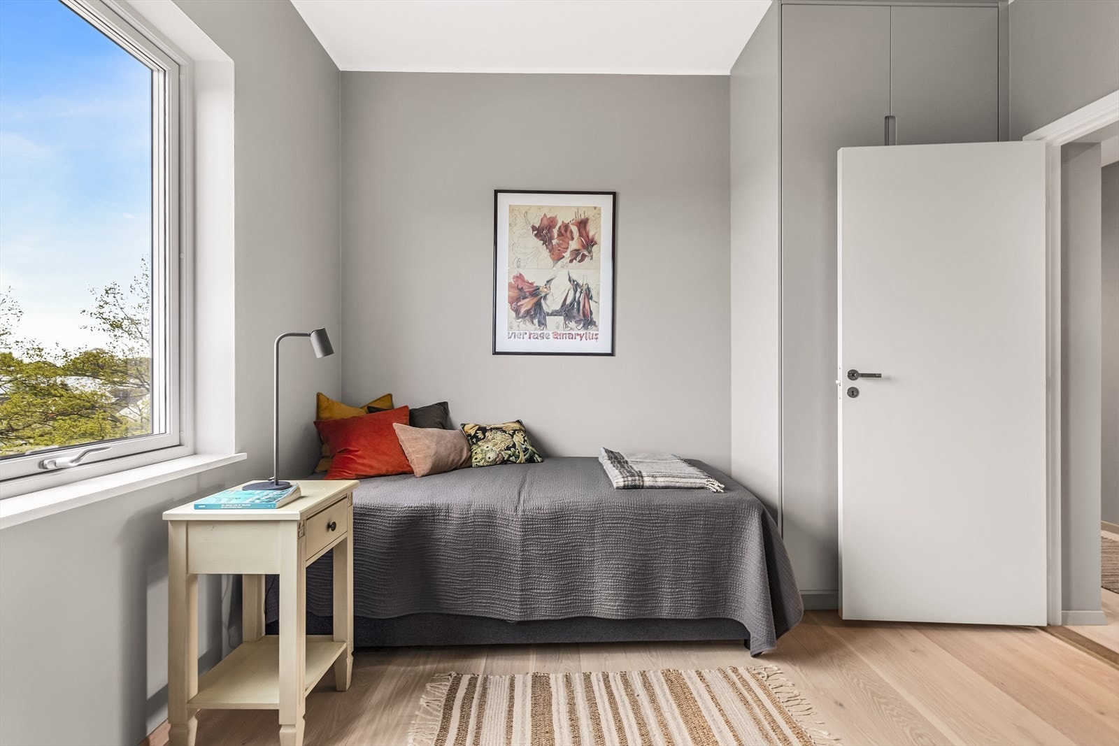 Leiligheten har tre gode soverom. To av soverommene har sjøutsikt fra vinduer vendt mot øst. Alle har takhøyde på 2,8 meter, enstavs parkettgulv, glatte, gråmalte veggflater, samt listefrie himlinger og vinduskarmer. Galleribilde