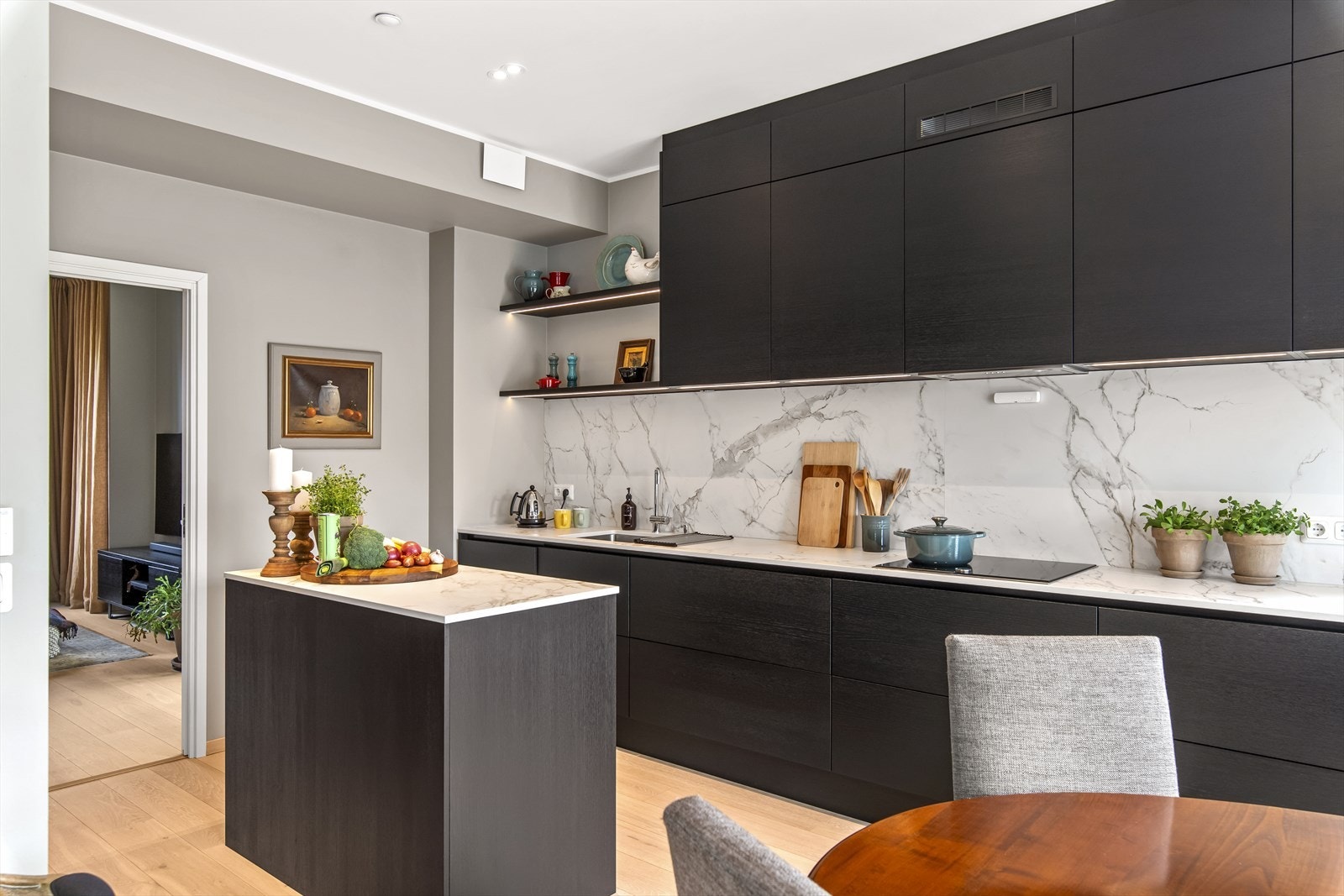 Kjøkkenet ligger i åpen løsning med stuen, men i en klart definert sone innerst i rommet. Galleribilde