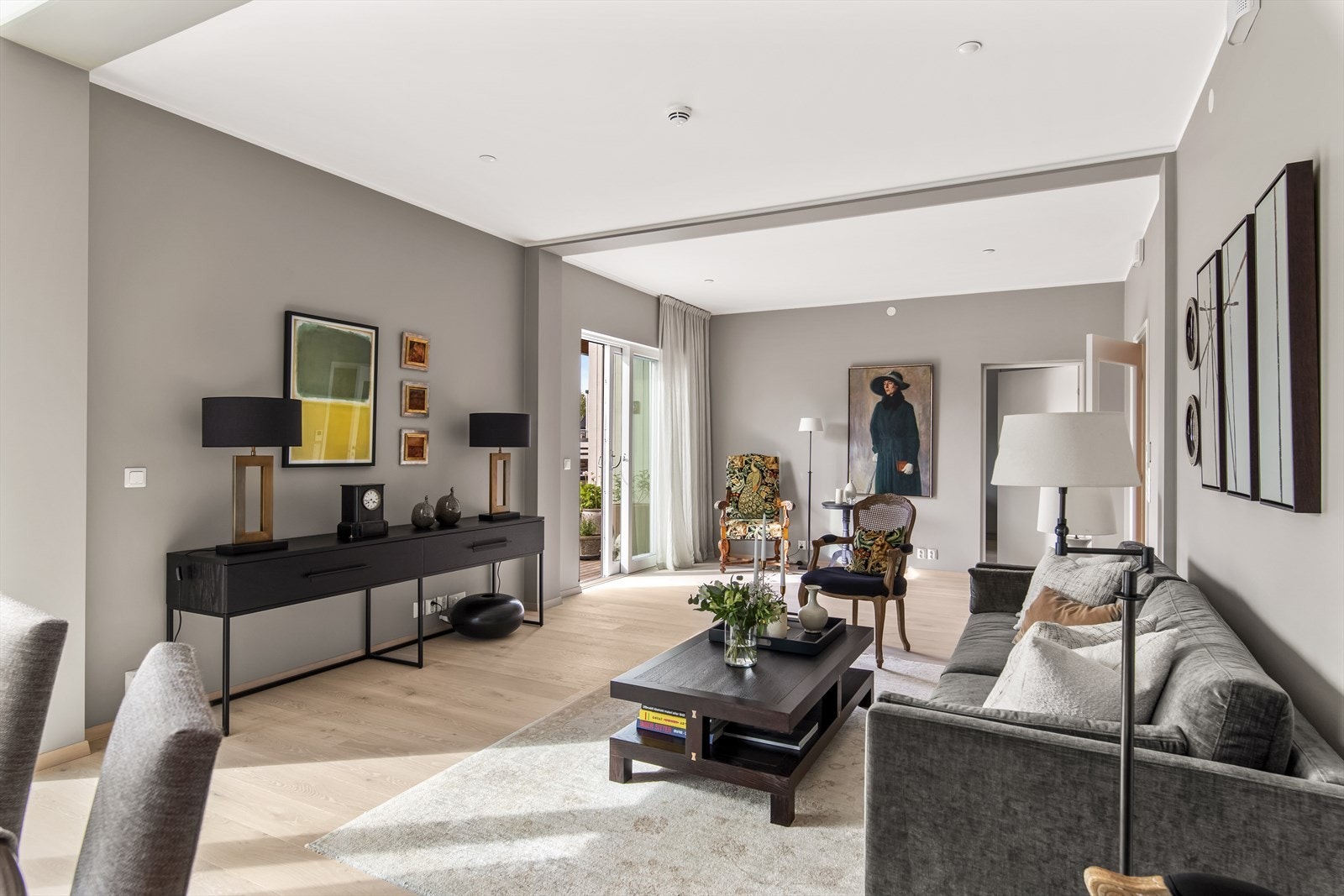 De vestvendte vinduene har utvendige screens, det er montert mørke persienner på vinduene i hjørnet mot sydvest, og takskinner til gardiner over alle vindusflater. Videre er det også montert to markiser på veggen mot vest. Galleribilde