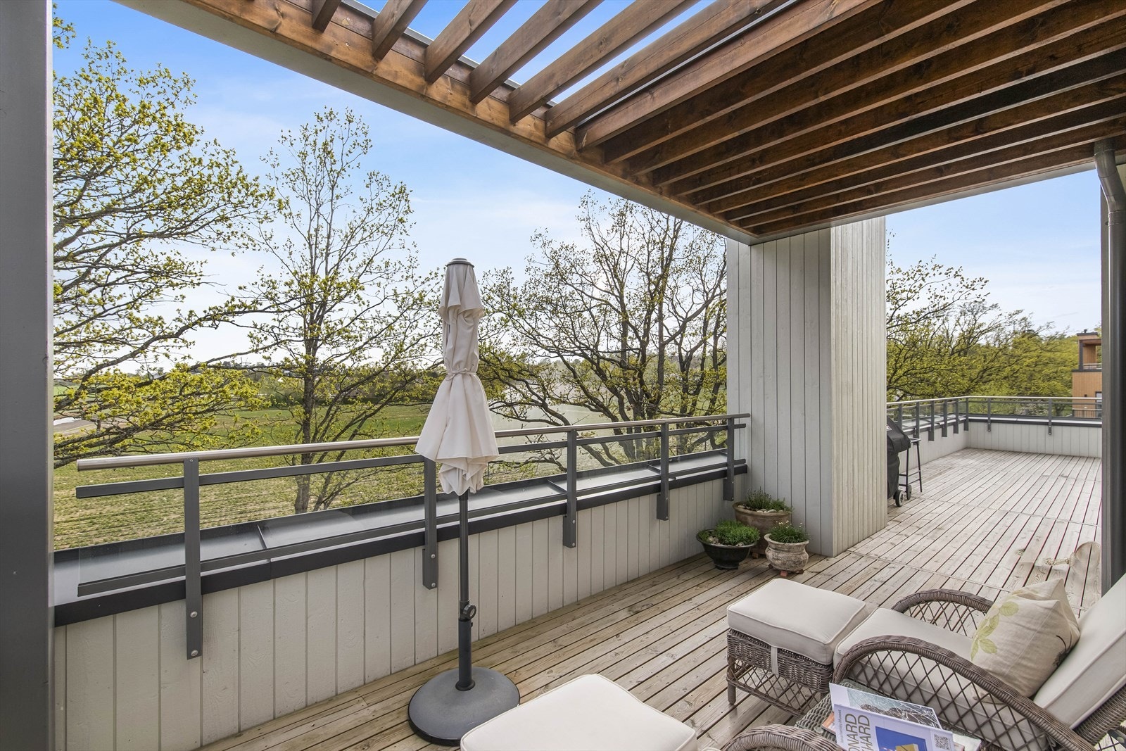 Terrassen er på ca. 86 kvm, vendt mot syd og vest, som gir perfekte solforhold fra tidlig morgen til sene kveld. Galleribilde