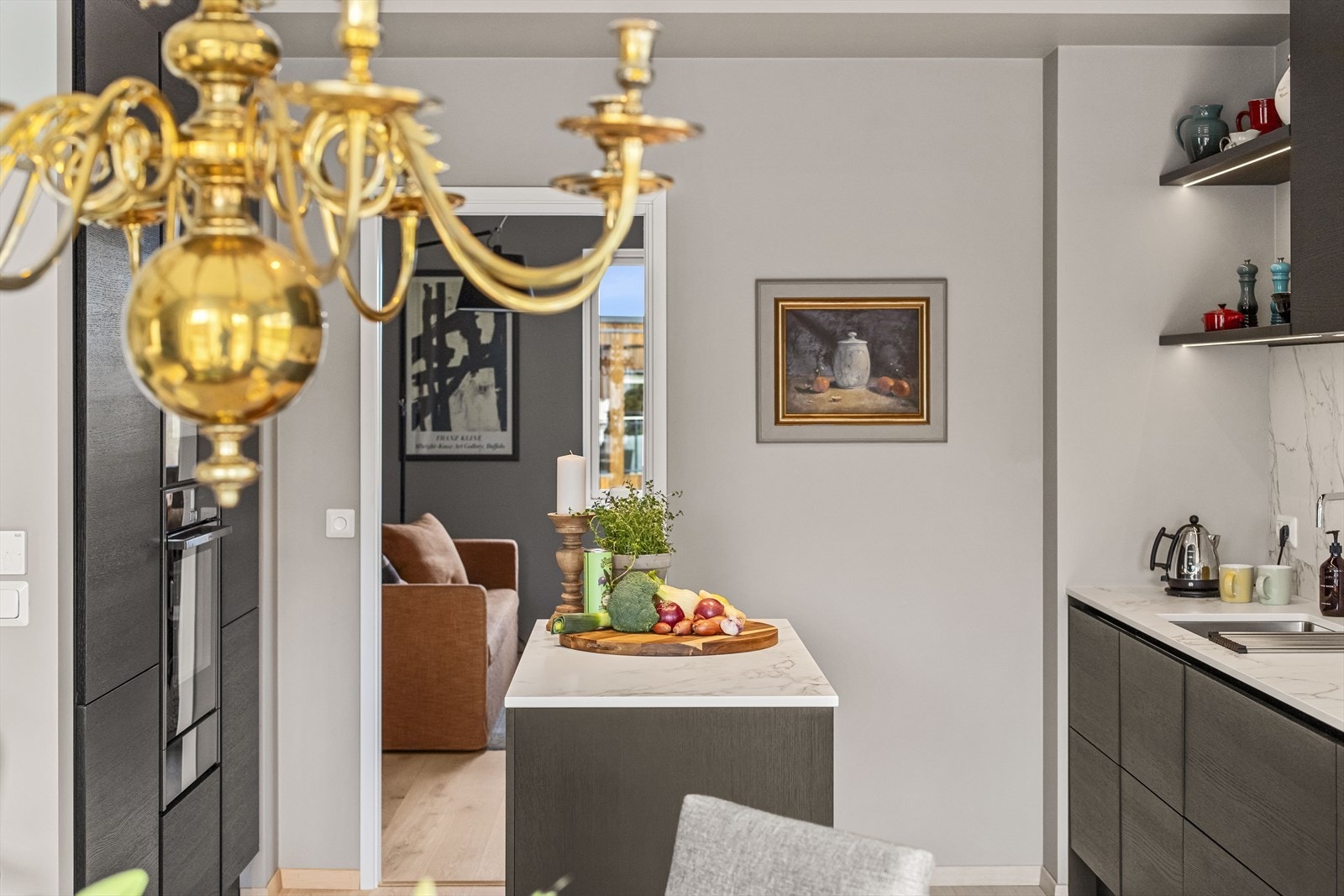 Fra kjøkkenet er det direkte inngang til en separat tv-stue - et rom som gir ekstra fleksibilitet og privatliv. Galleribilde