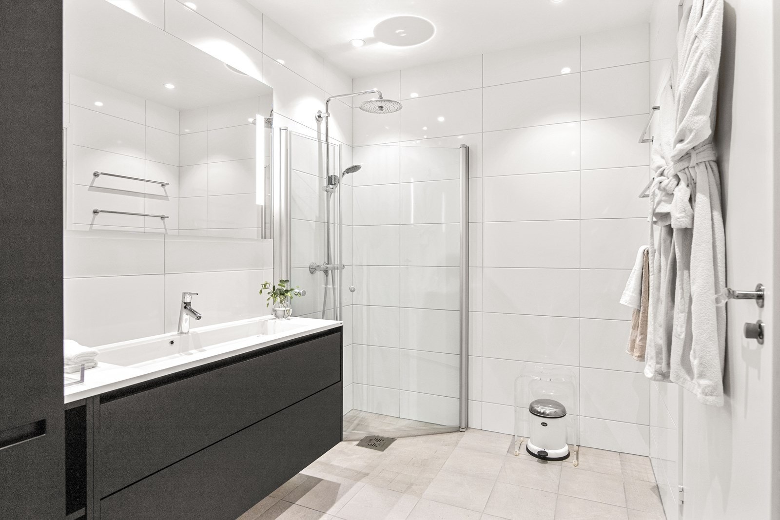 På masterbadet er det skjult opplegg for vaskesøyle i et høyskap med sorte fronter. Galleribilde