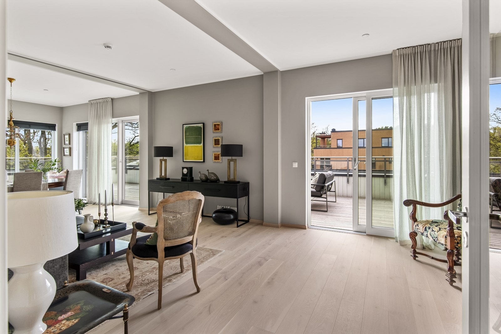 Fra stuen er utgang til en stor terrasse med sol fra morgen til sen kveld. Galleribilde