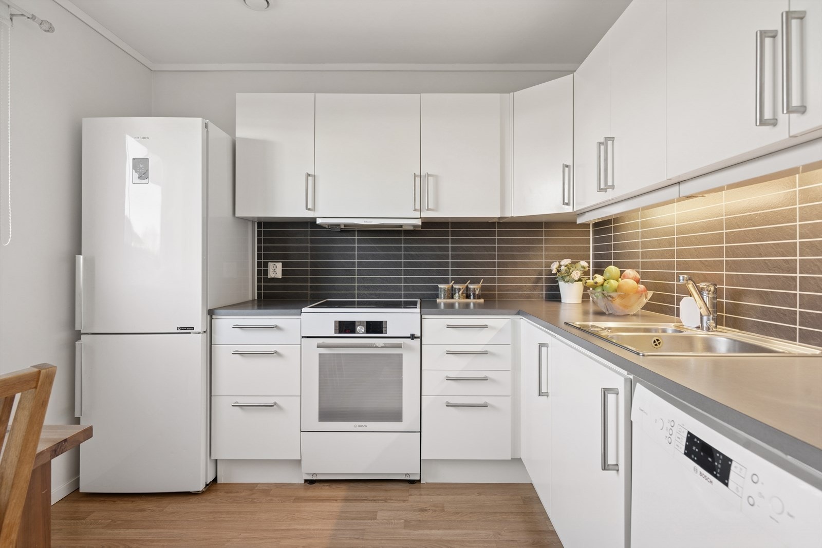 Boligen har et lyst kjøkken med et tidløst uttrykk. Galleribilde