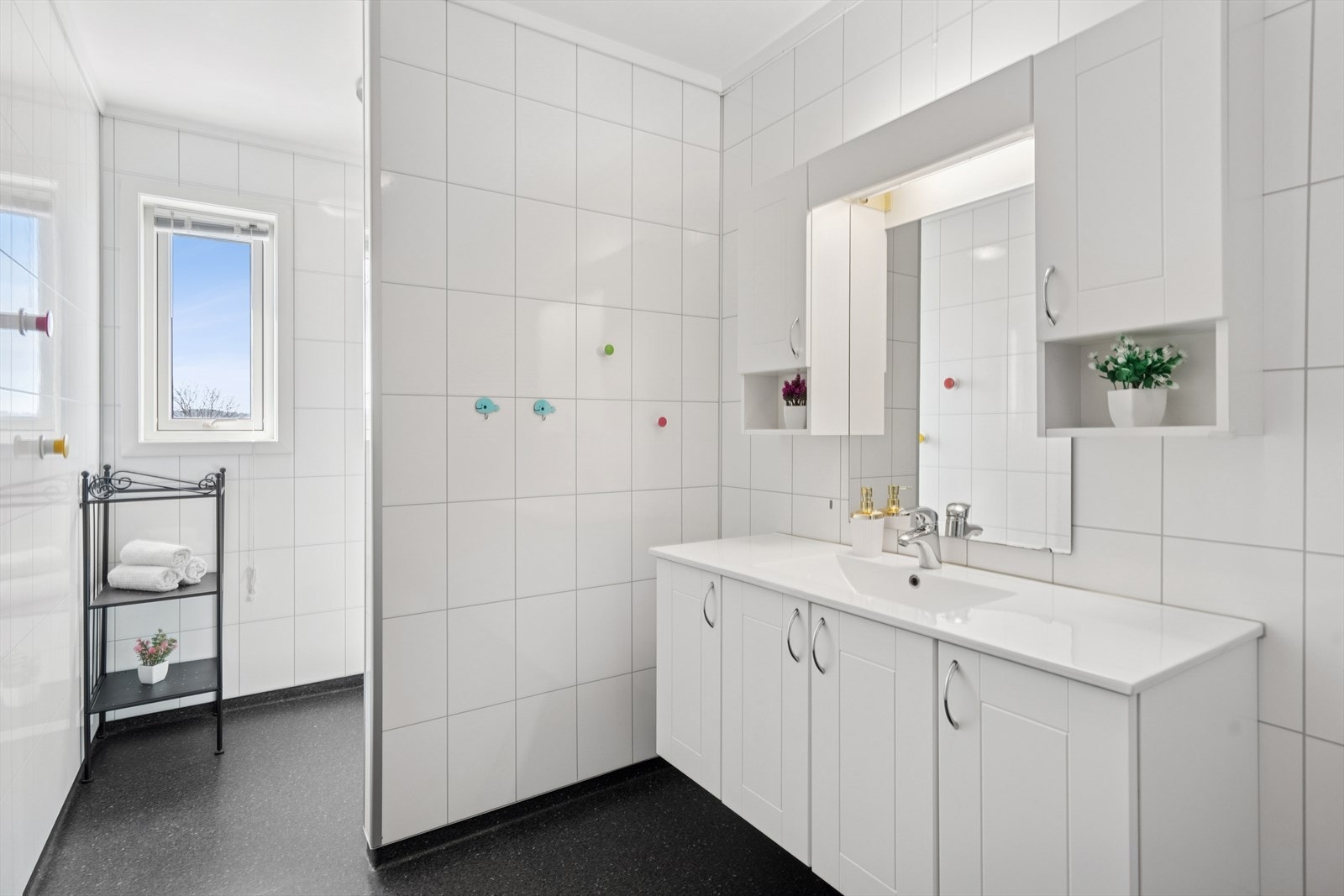 Innredningen består av speil, servant med seksjon, toalett og dusjkabinett. Galleribilde