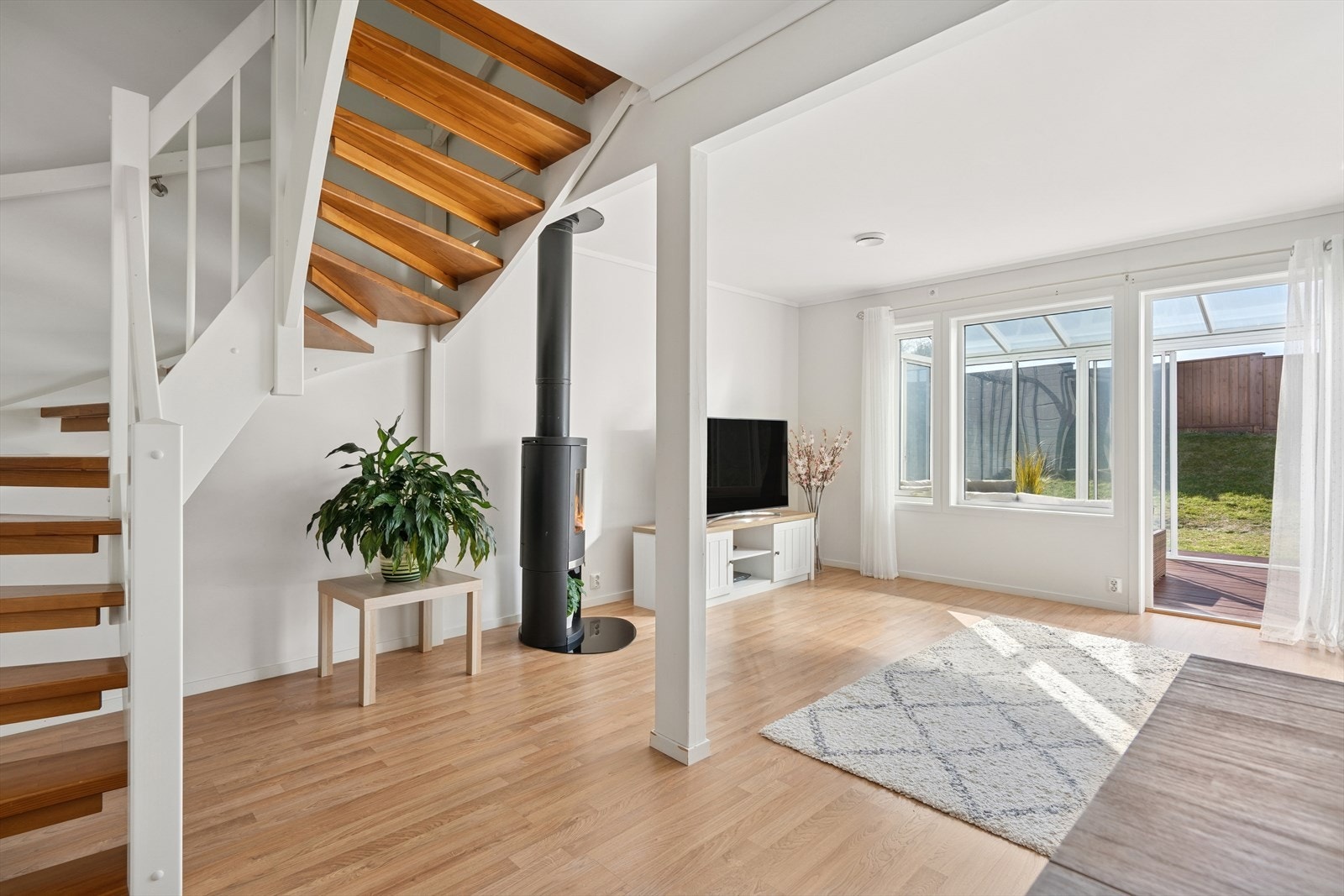 Første etasje byr på et romslig oppholdsrom, som kombinerer stue og kjøkken. Galleribilde