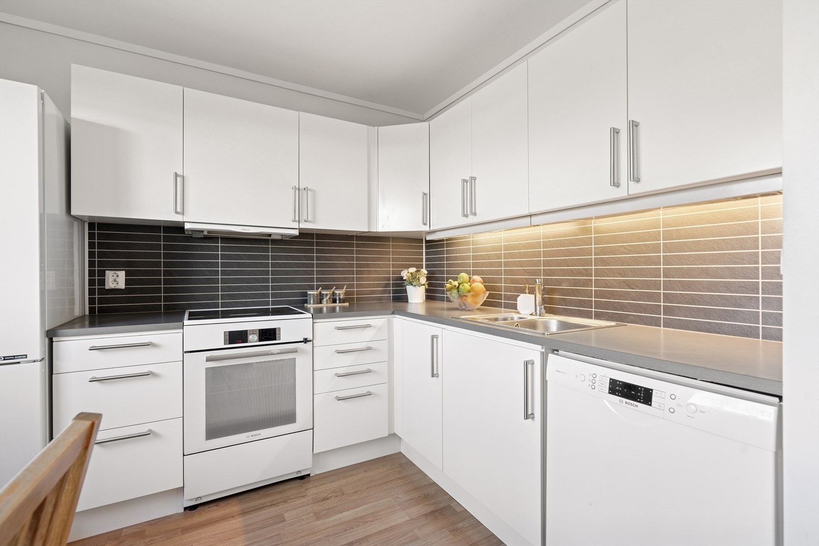 Kjøkkeninnredningen har slette fronter og laminat benkeplate. Galleribilde