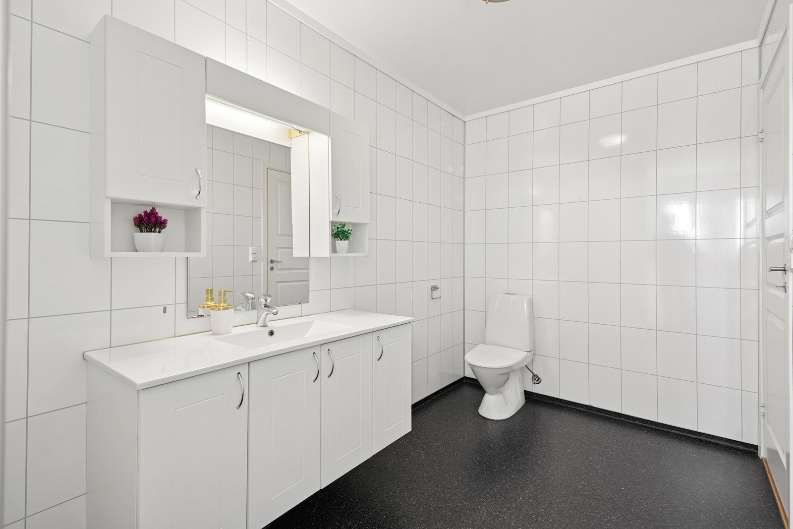 Badet har baderomsplater på veggene og våtromsbelegg på gulvet med elektriske varmekabler. Galleribilde