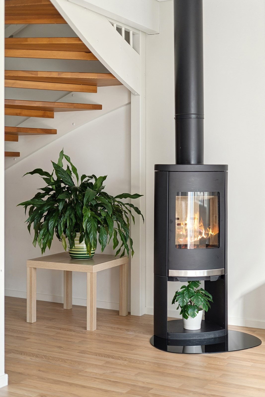 I stuen er det installert en peisovn, som tilfører en lun stemning og god varme. Galleribilde