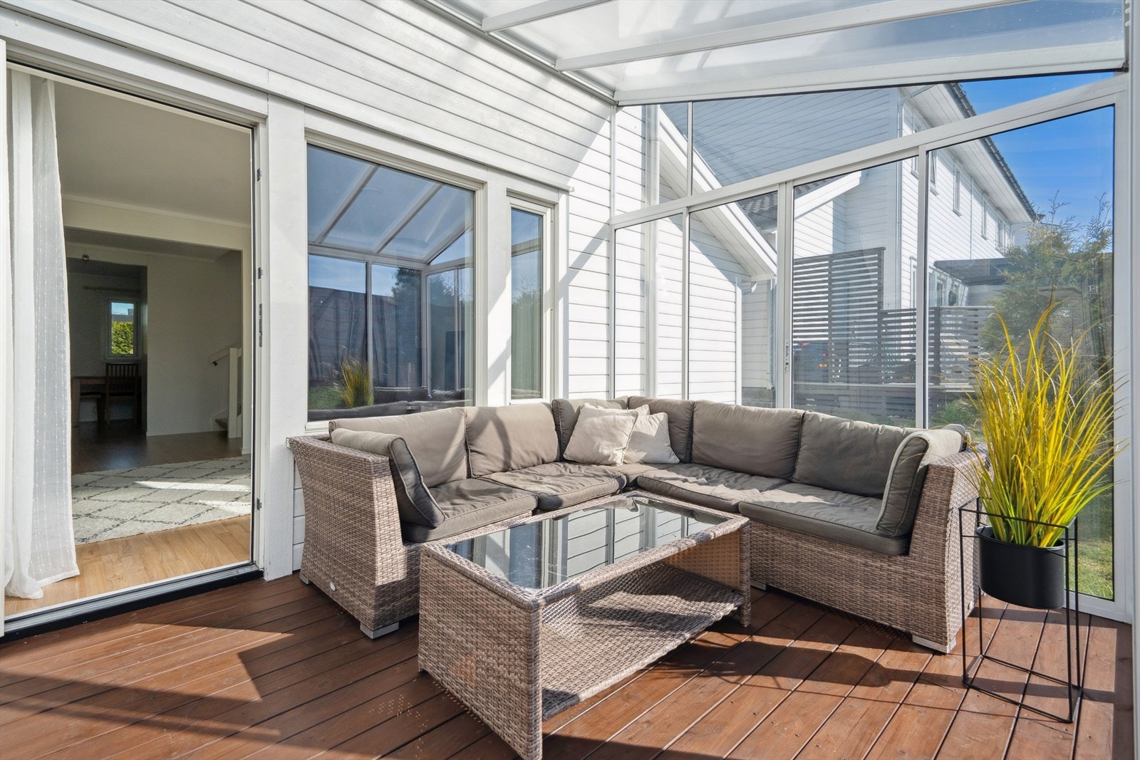 Store deler av terrassen består i dag av en romslig vinterhage. Galleribilde