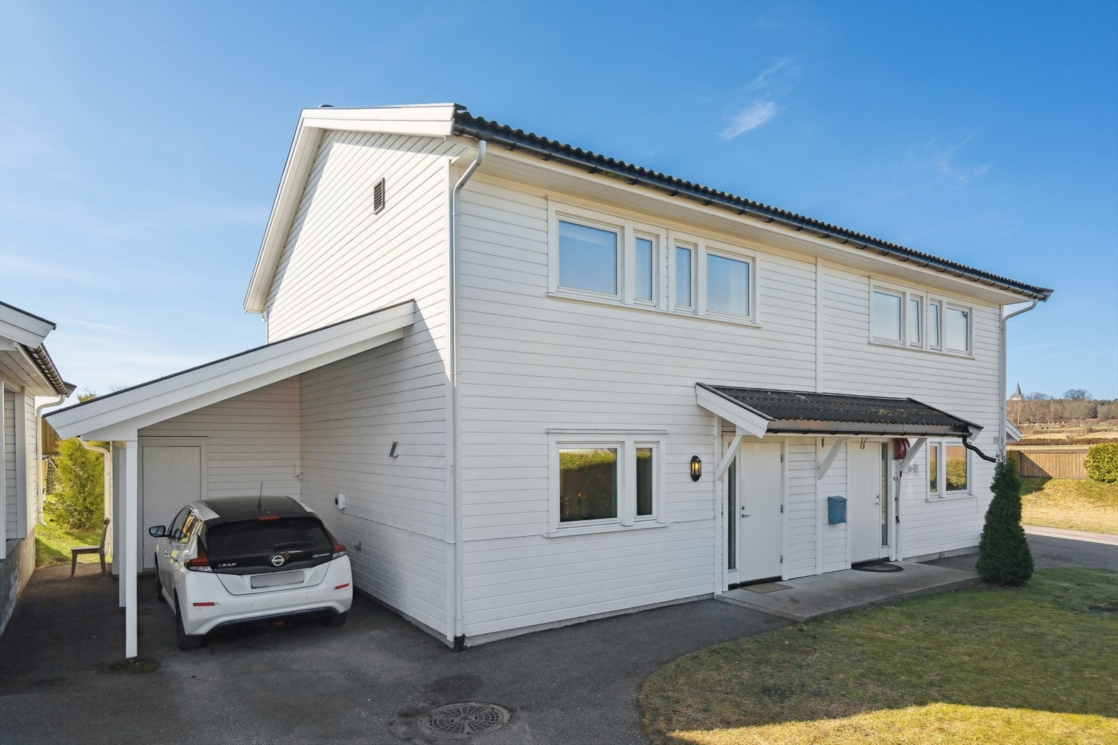 Tilhørende boligen er carport og en utvendig bod ved carporten. Galleribilde