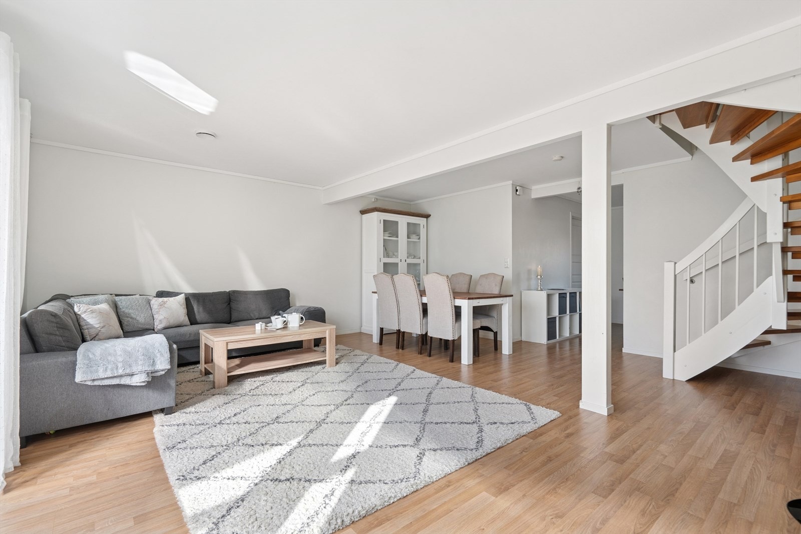 Vegger og tak i oppholdsrommet er lysmalt, mens gulvet er av laminat. Galleribilde