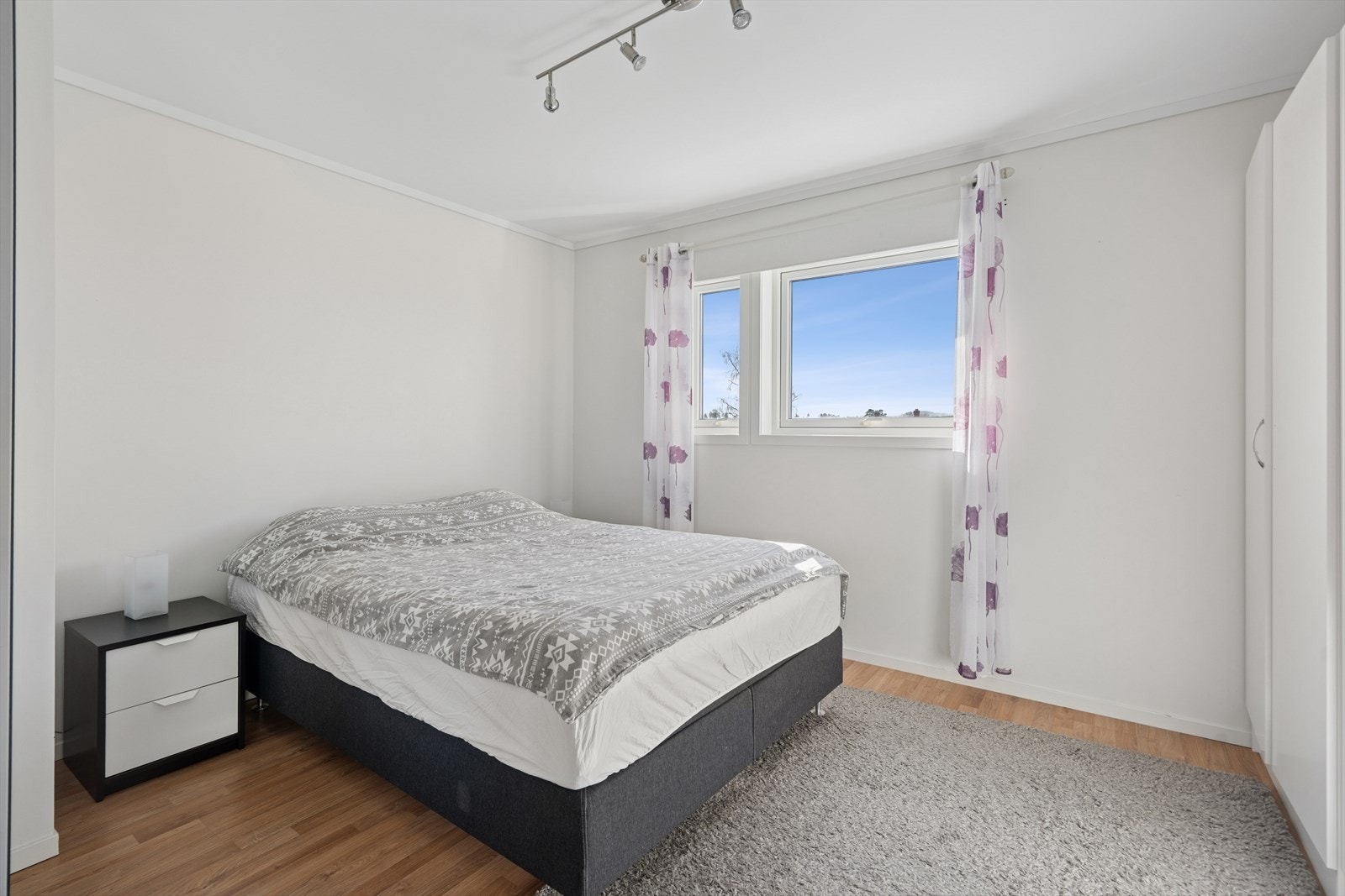 Hjemmet byr på tre soverom, alle praktisk plassert i andre etasje. Galleribilde