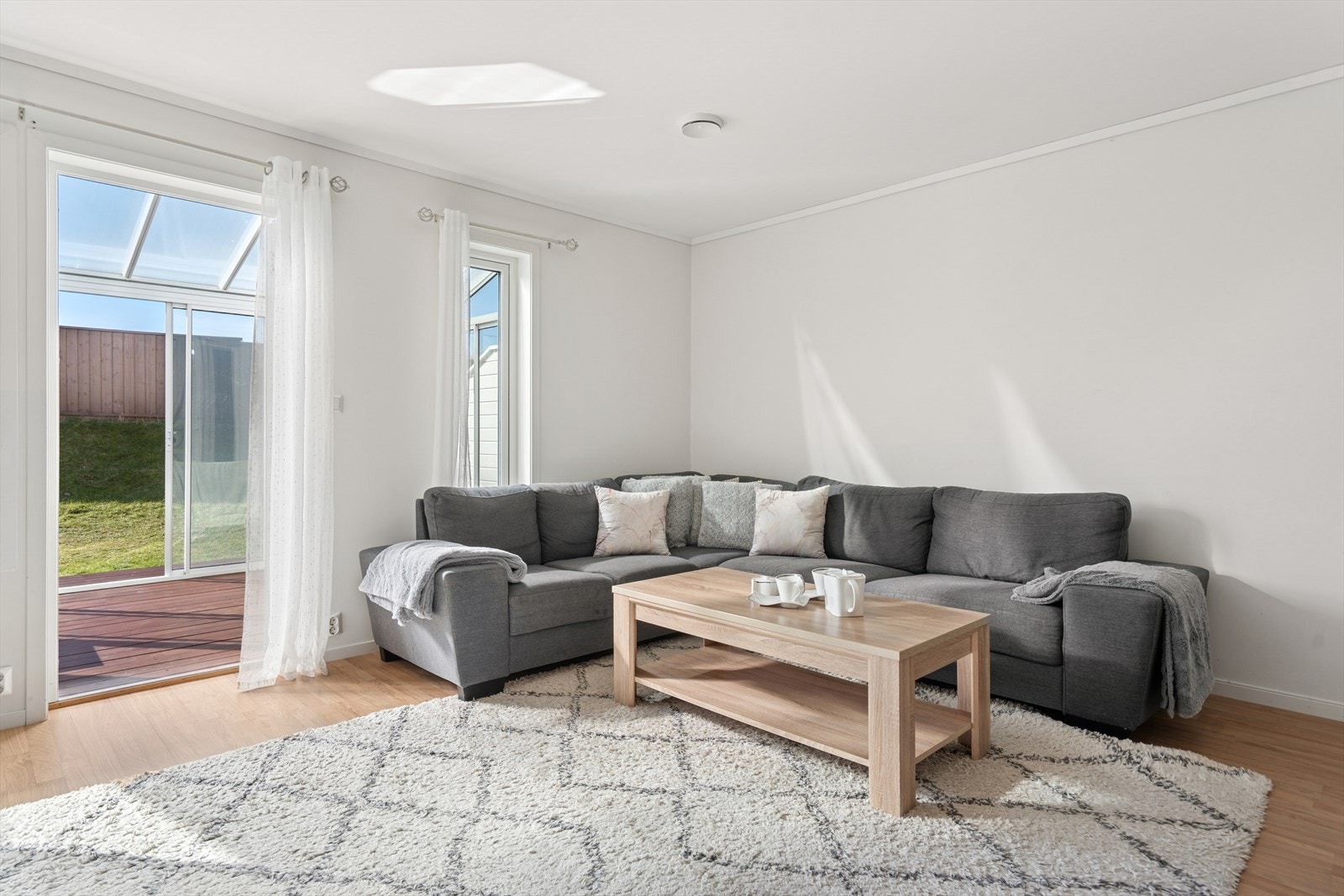 Fra stuen er det dør ut til hjemmets terrasse. Galleribilde