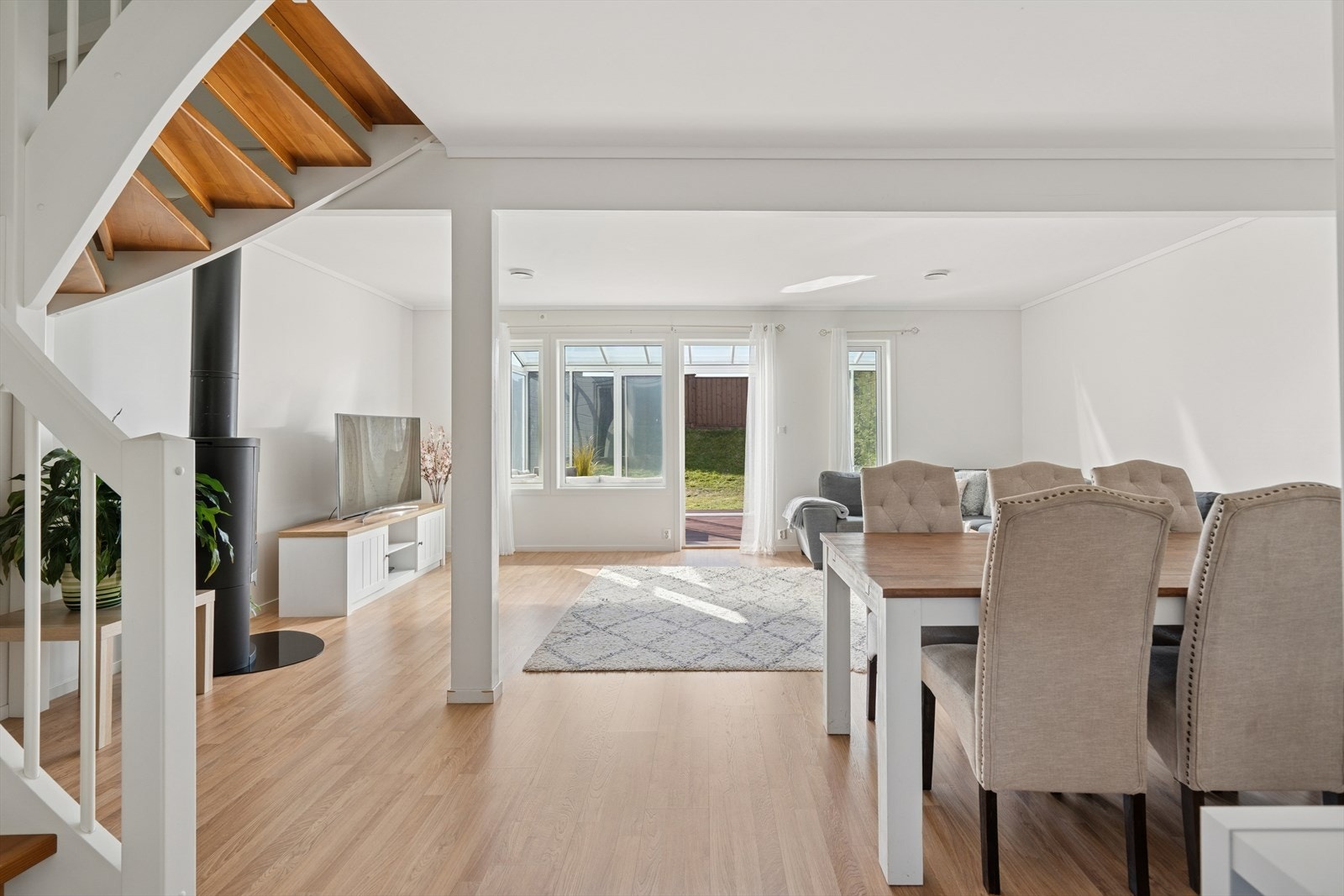 Halvpart av vertikaldelt tomannsbolig fra 2013, over to plan. Galleribilde