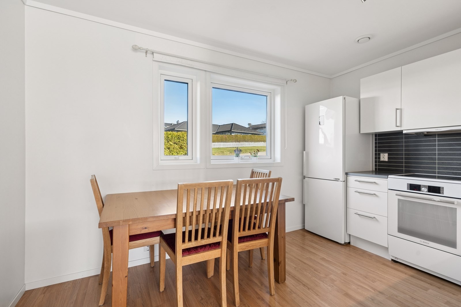 Det er ved kjøkkensonen plass til å ha en spisegruppe om ønskelig. Galleribilde