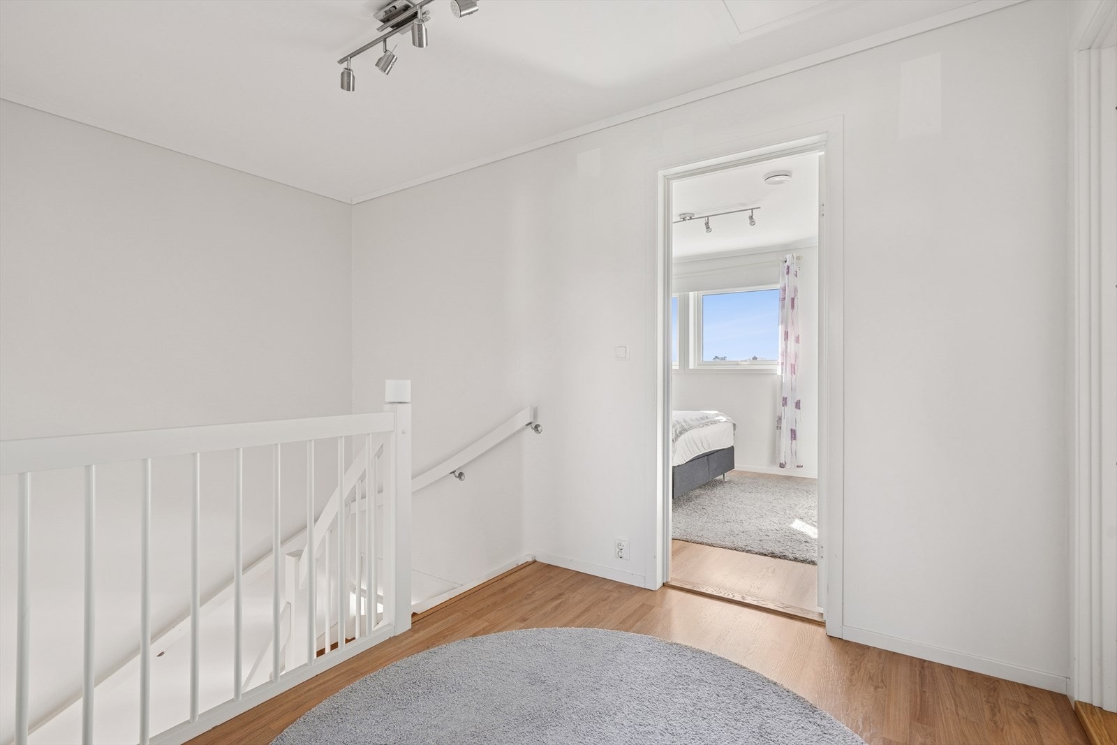 Andre etasje har full takhøyde uten skråtak, noe som gir en luftig og romslig følelse i alle rom. Galleribilde