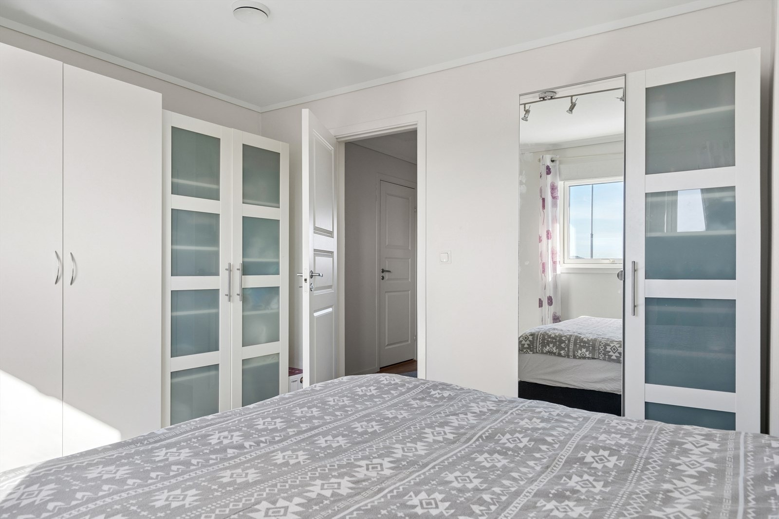 Alle soverommene er av lys utførelse med plass til ønsket soveromsmøblement. Galleribilde