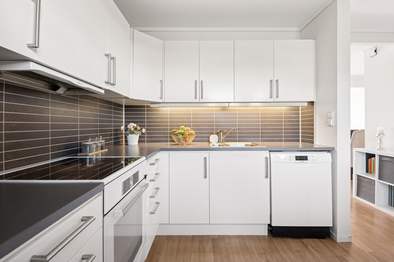 Det er her både over- og underskap med belysning under overskapene. Galleribilde