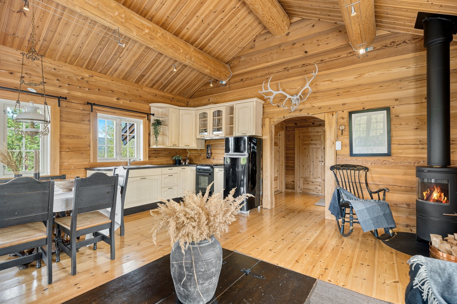 Sjarmerende kjøkken bestående av profilerte fronter, frittstående hvitevarer og god oppbevaringsplass. Galleribilde