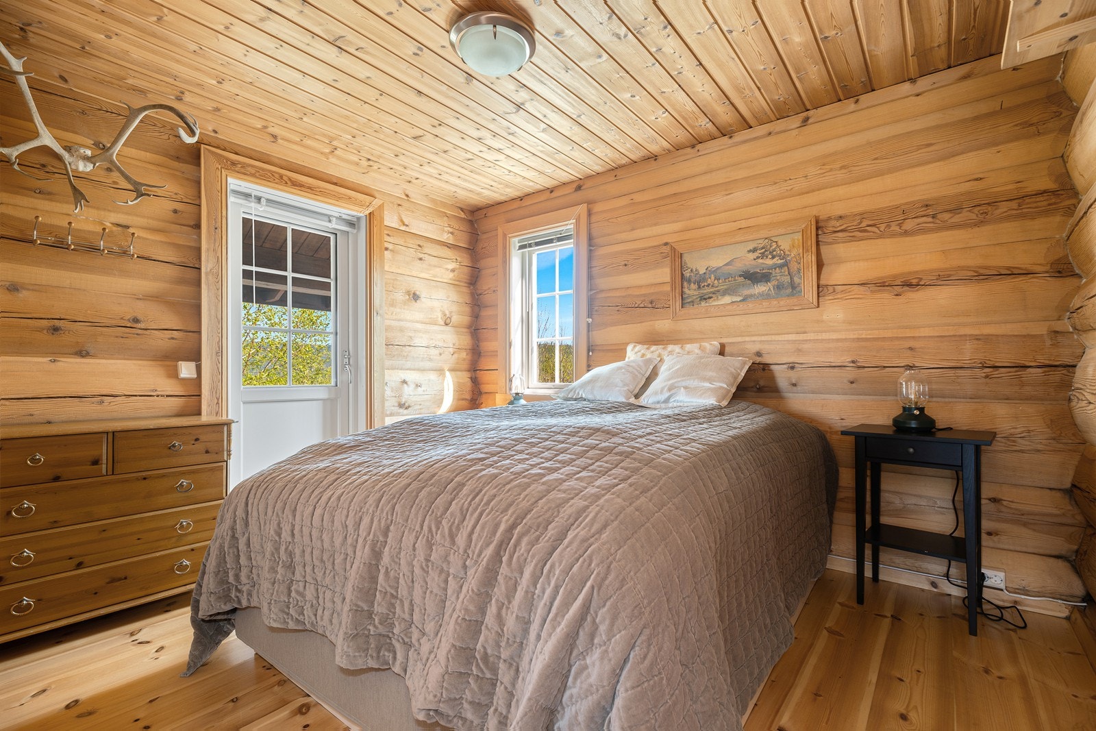 Stort hovedsoverom med god plass til dobbeltseng og tilhørende møblement. Her er det utgang til en koselig balkong. Galleribilde