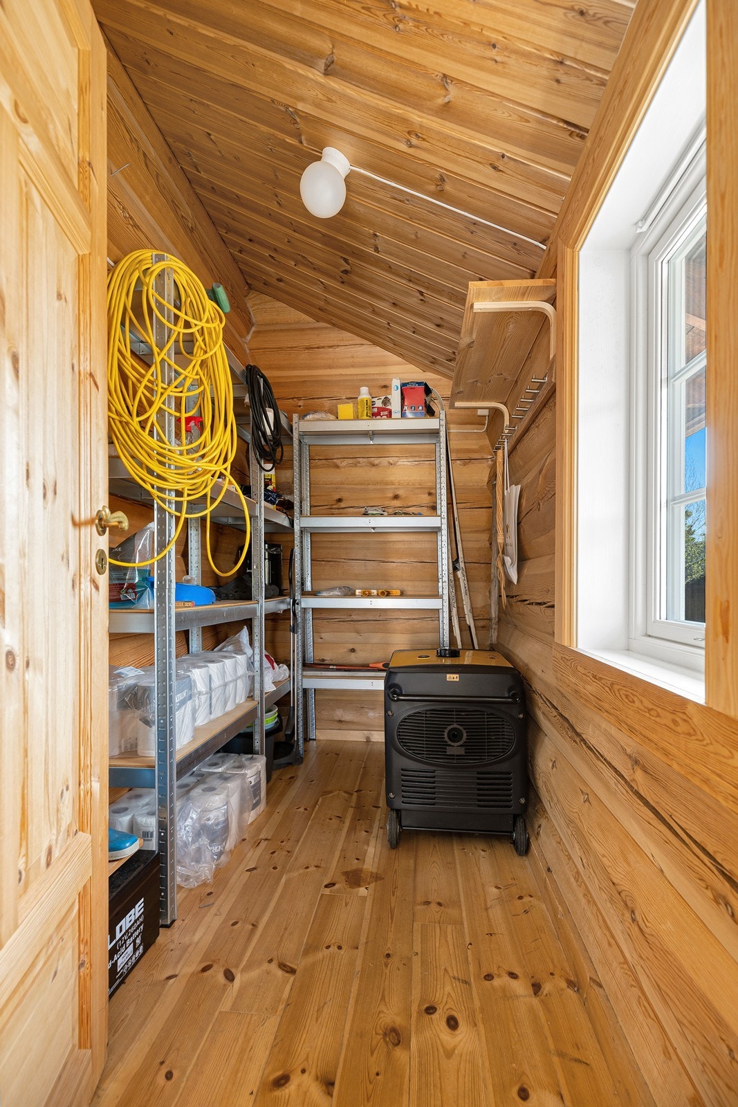 Praktisk bod med god plass til oppbevaring Galleribilde