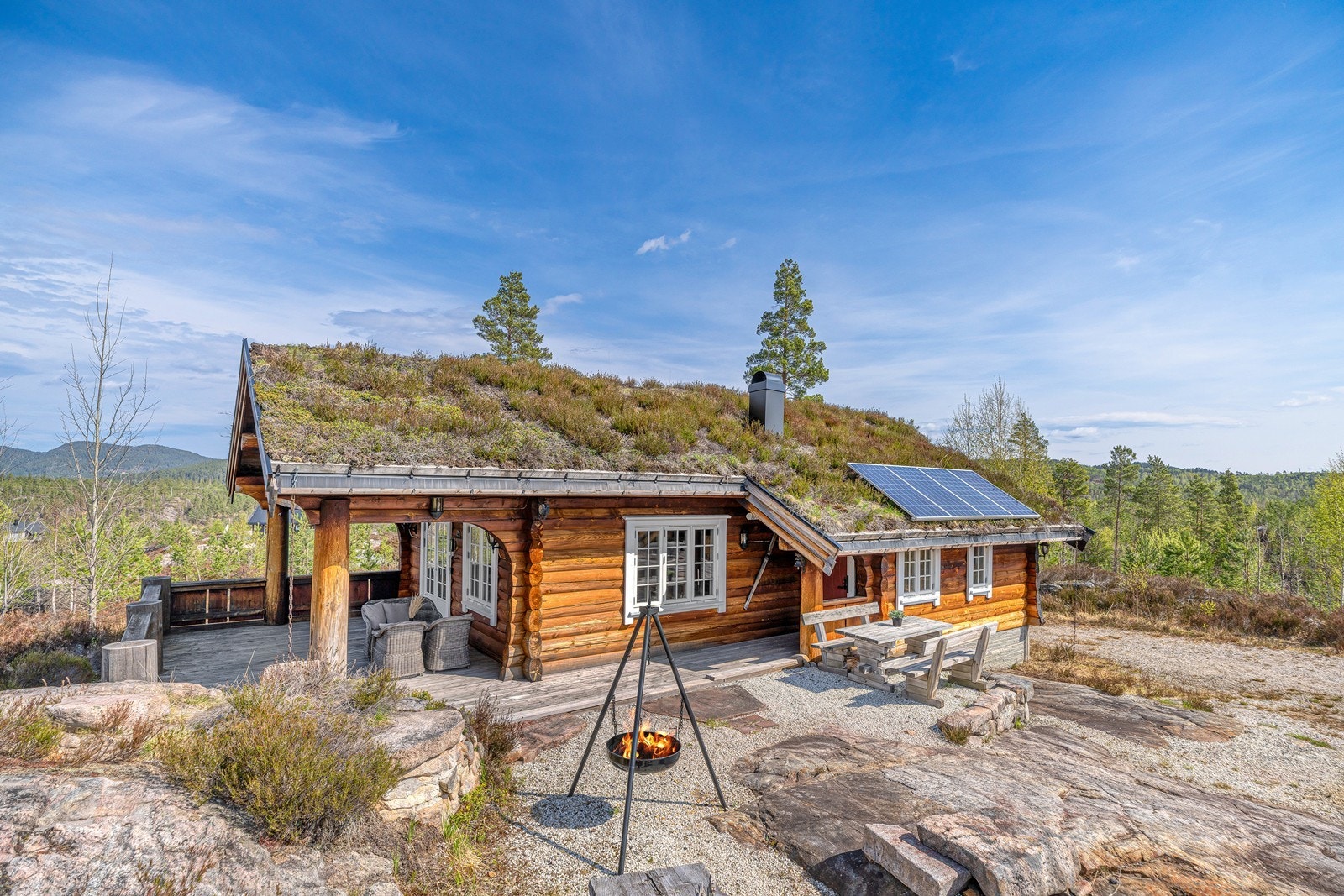 Sjarmerende laftehytte i rolige omgivelser - perfekt for naturopplevelser året rundt Galleribilde