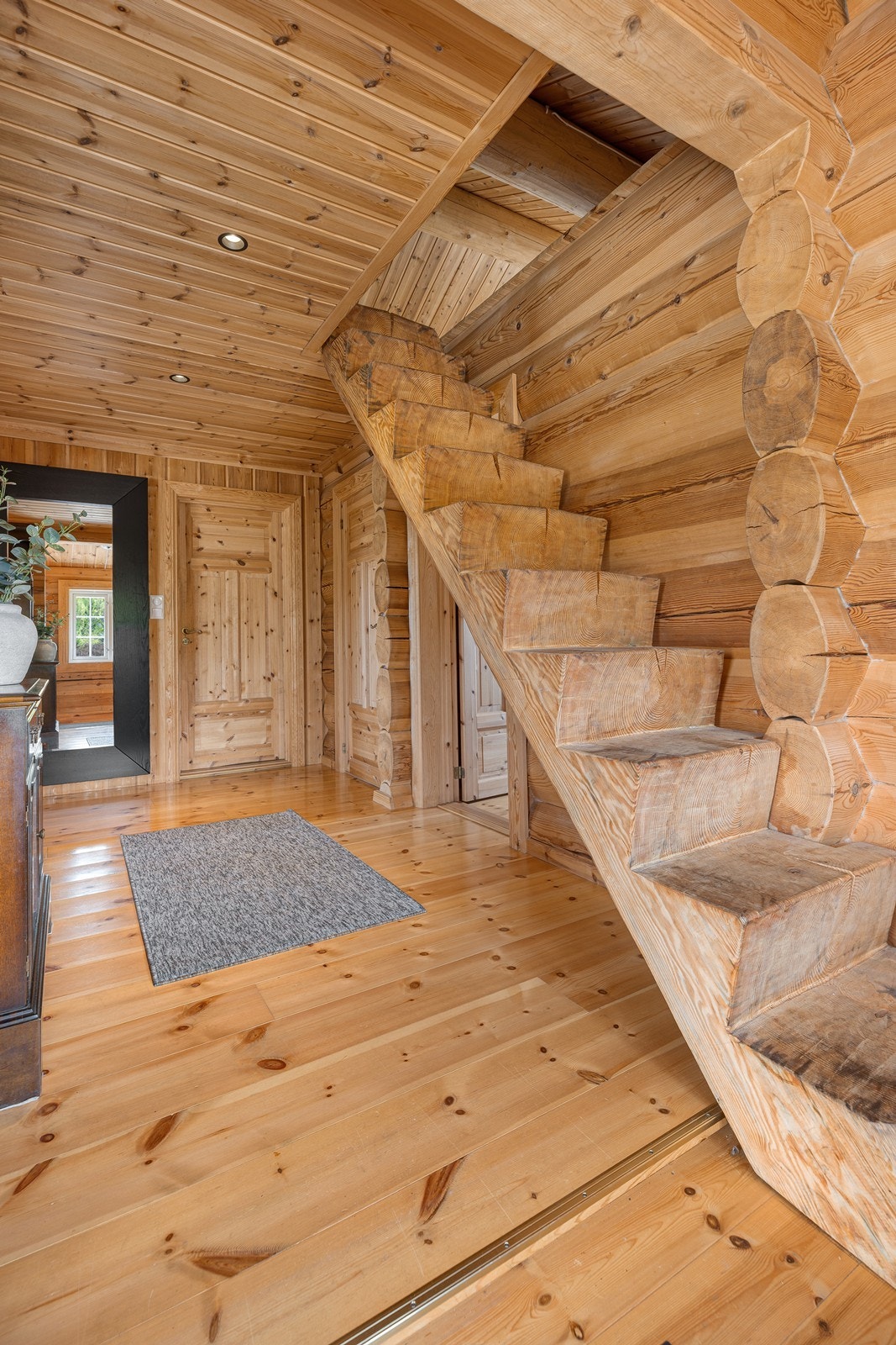 Gang med trapp til hems Galleribilde